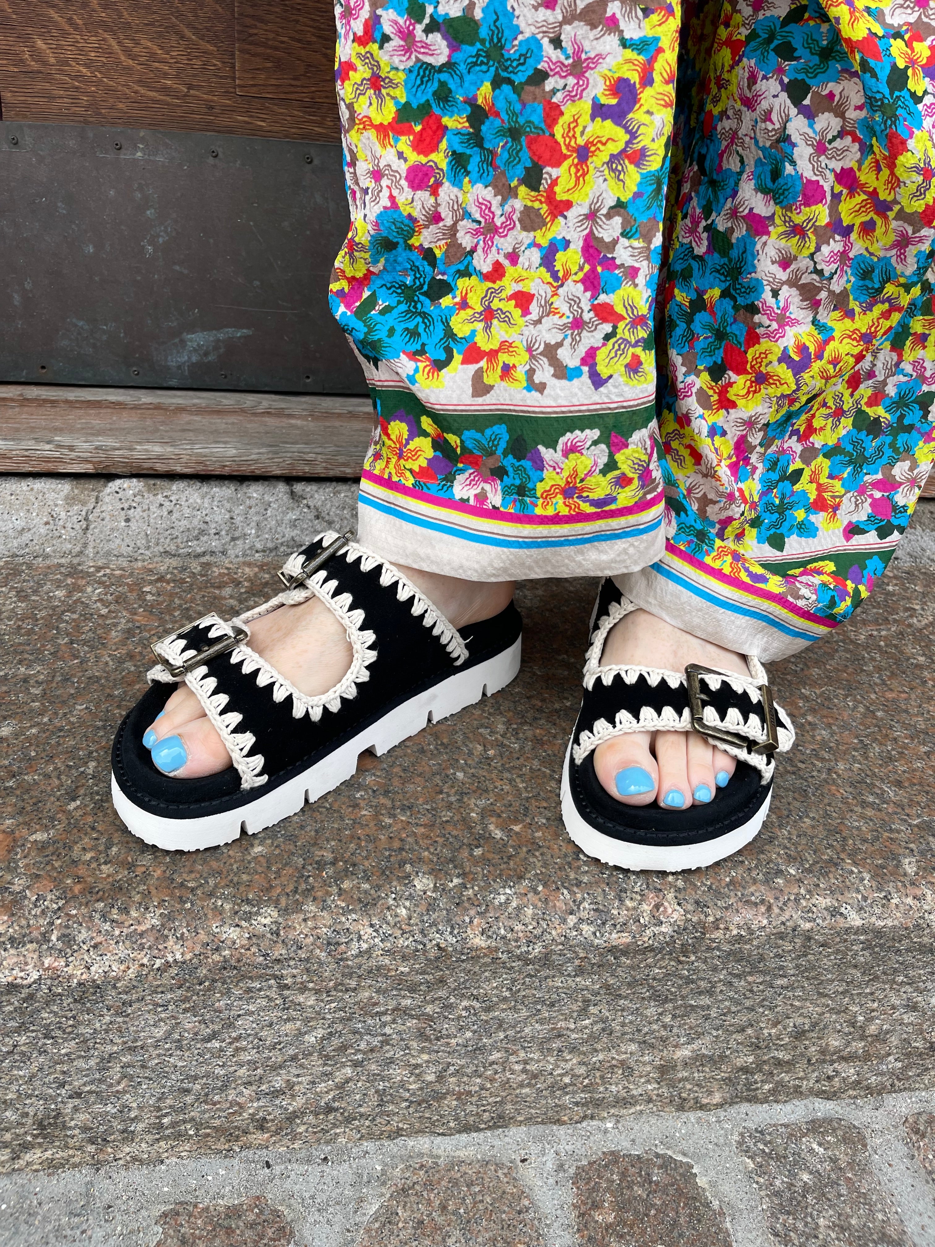 Slipper i sort med lyse detaljer
