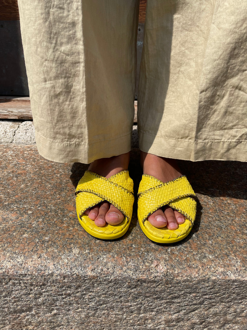 Gul flettet slippers