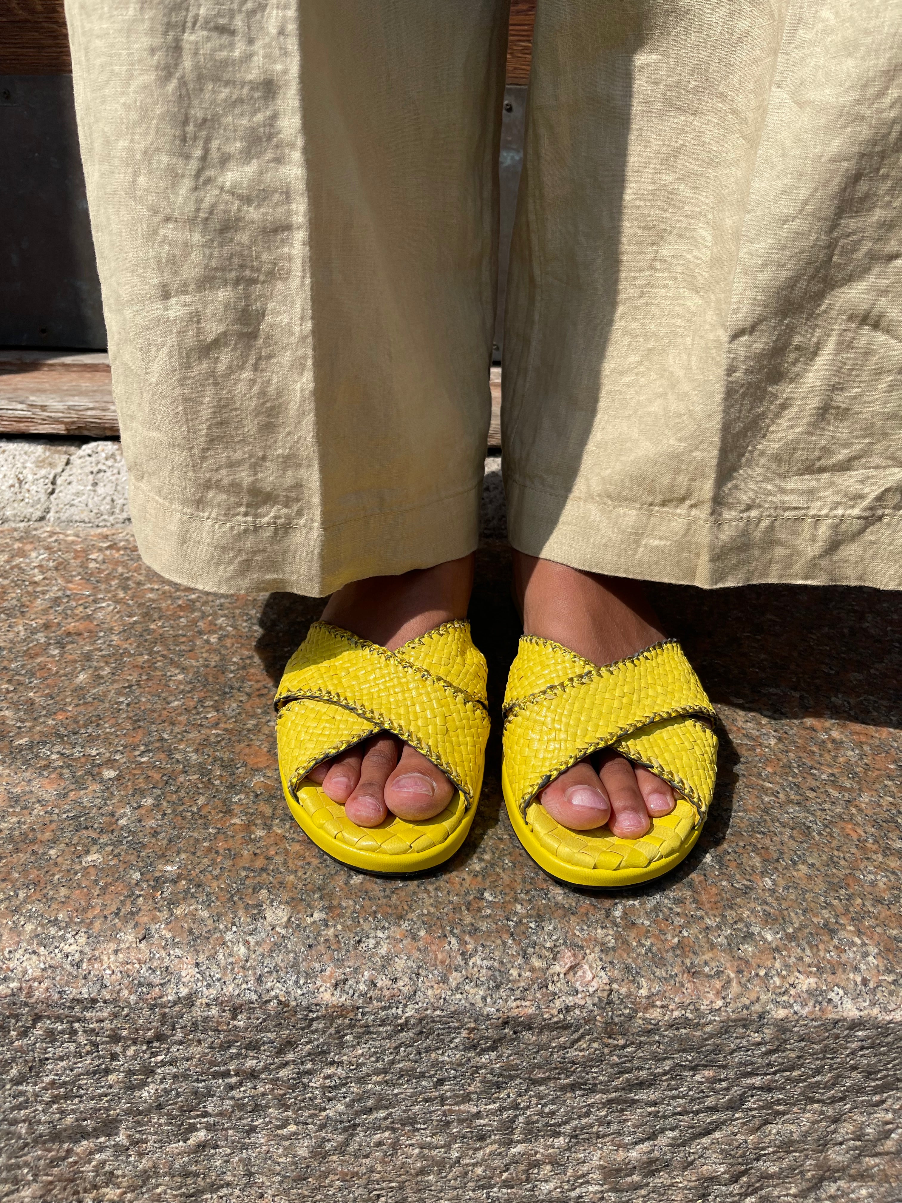 Gul flettet slippers