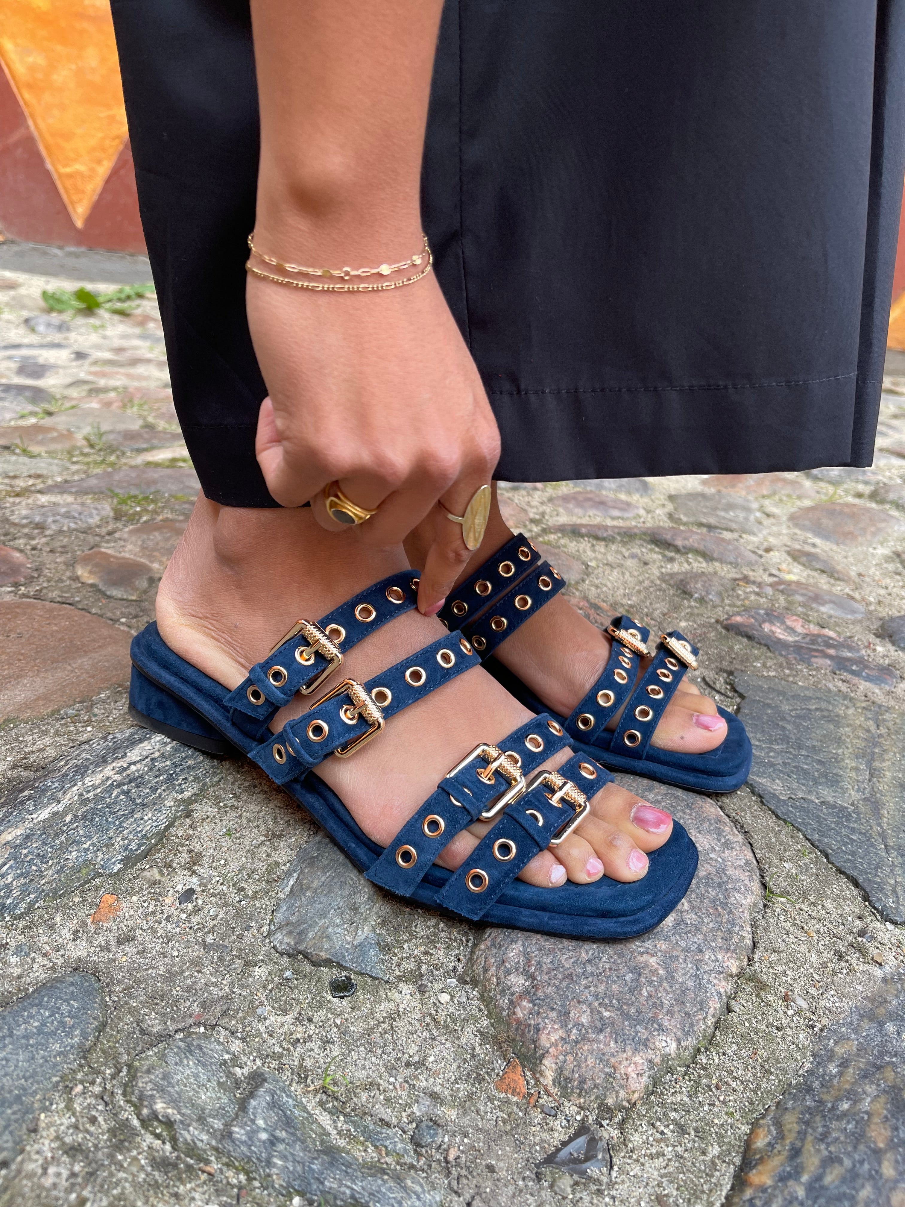 Blå sandal med guld detaljer
