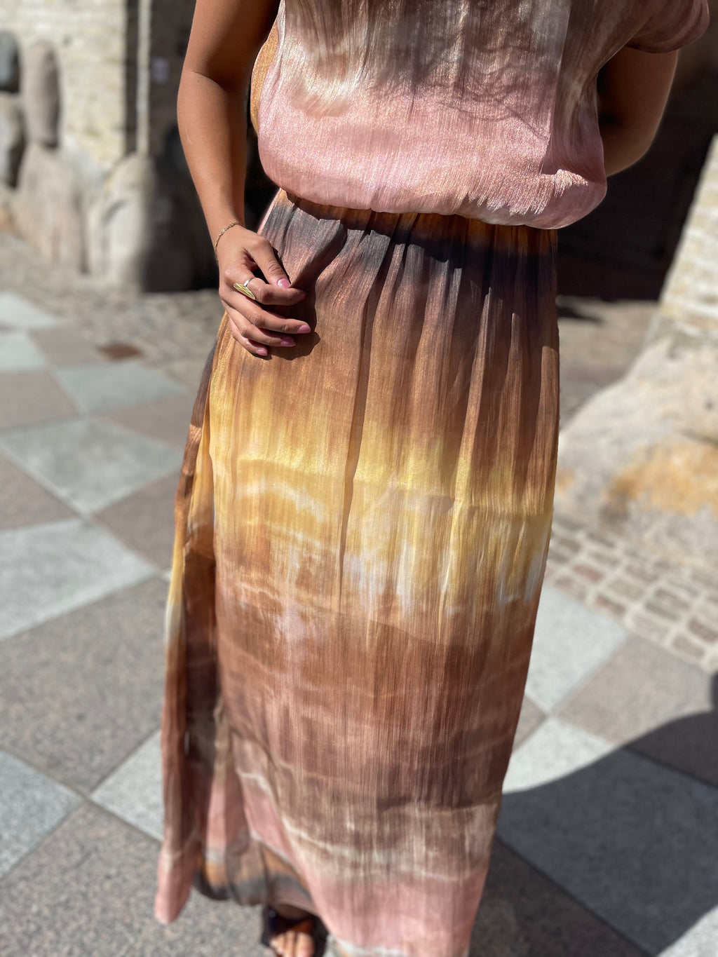 Sommerkjole i brune og gule farver