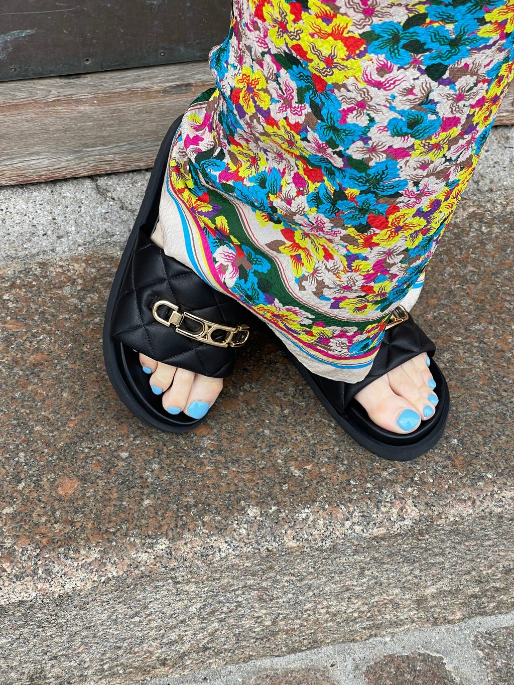 Slippers i sort med guld detaljer
