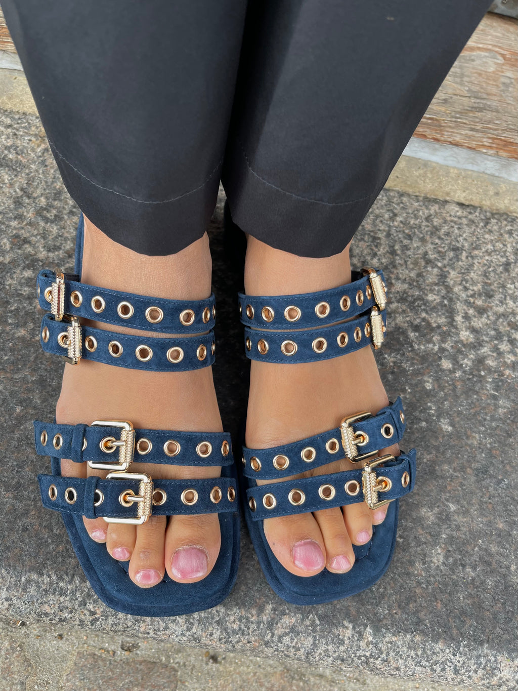 Blå sandal med guld detaljer