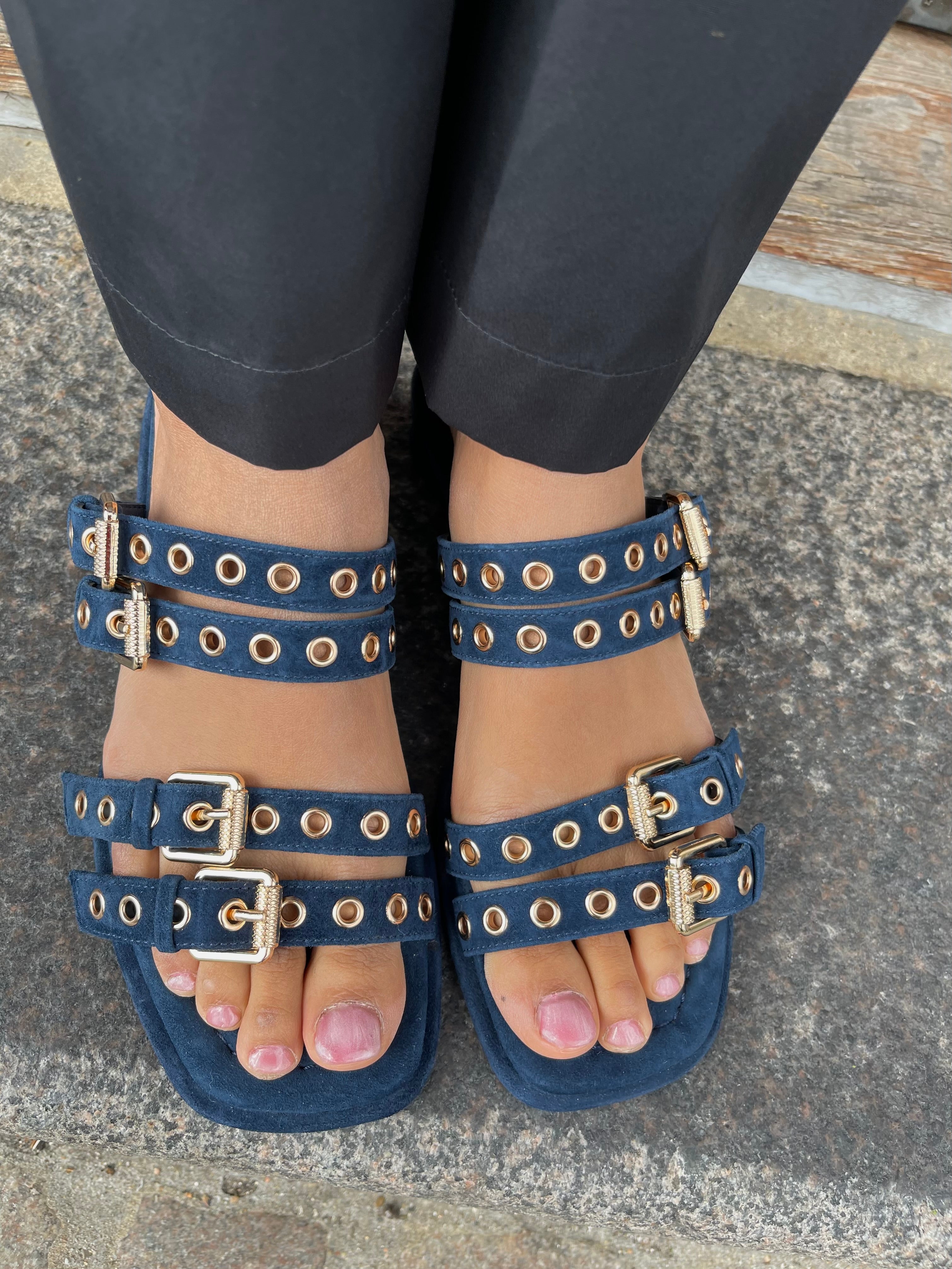 Blå sandal med guld detaljer