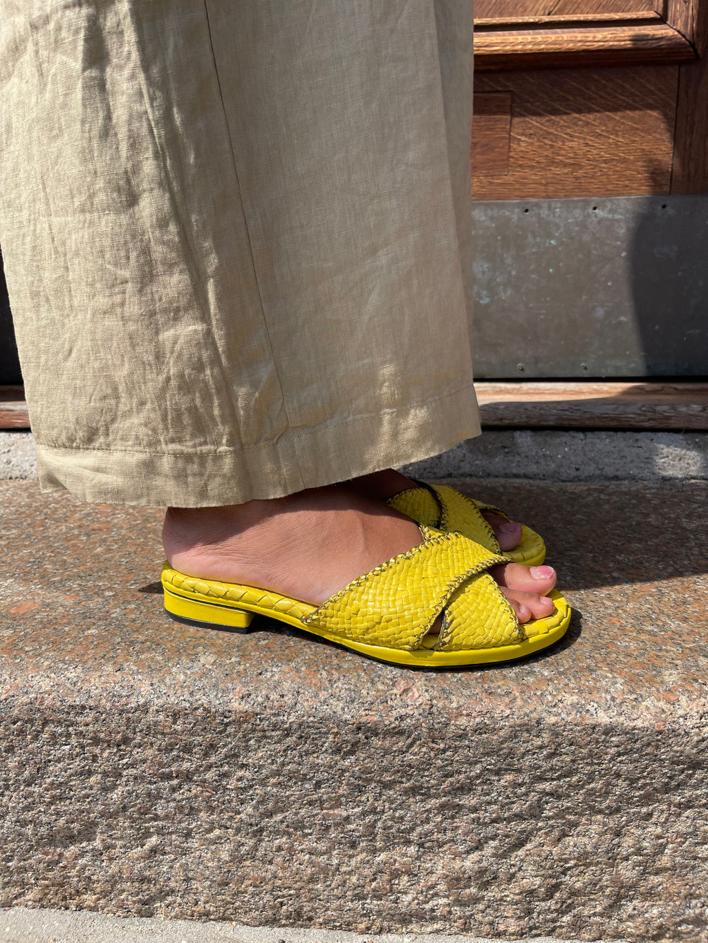 Gul flettet slippers