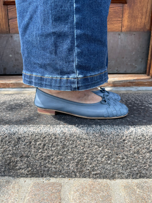 Blå ballerina med flet snude