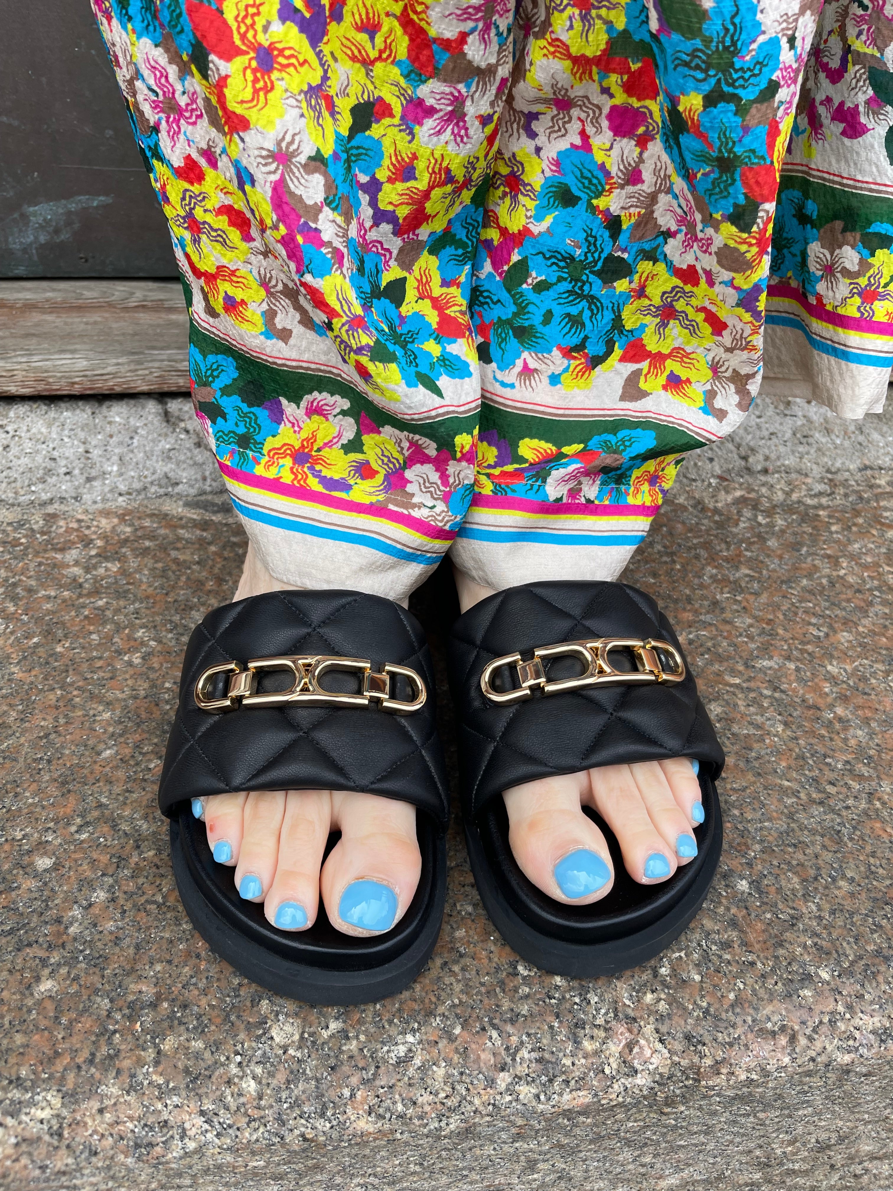 Slippers i sort med guld detaljer