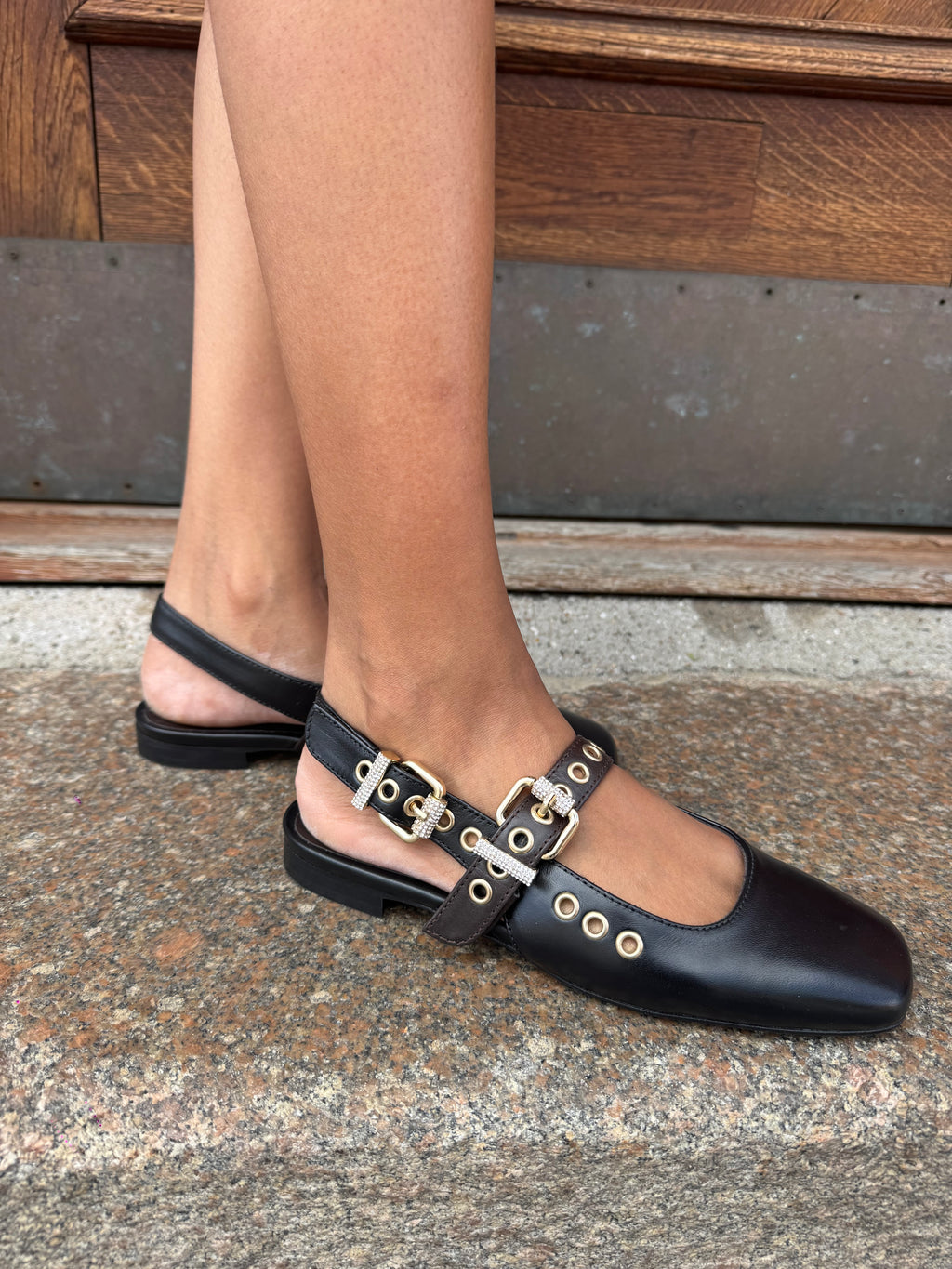 Sort slingback med detaljer