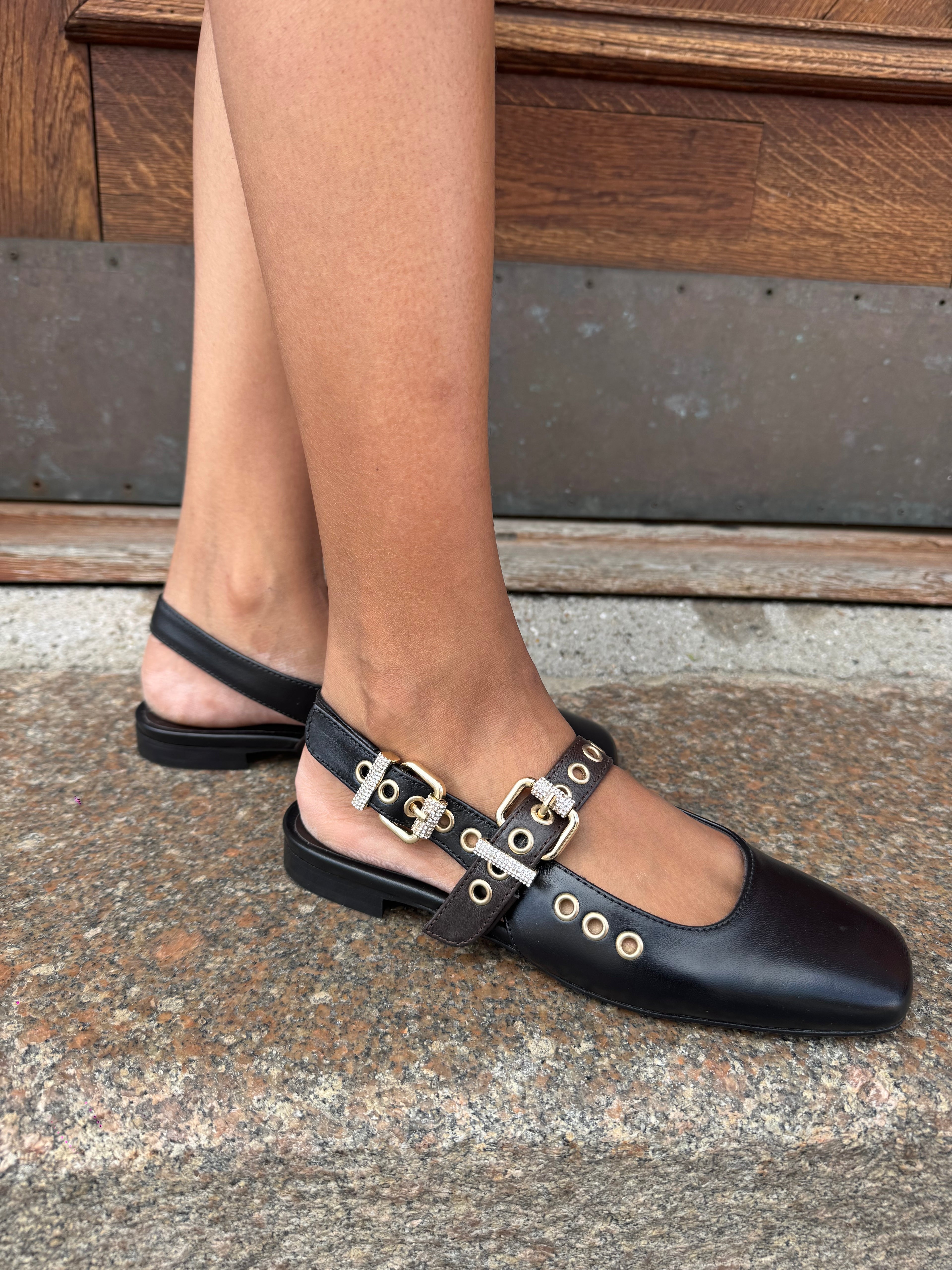 Sort slingback med detaljer