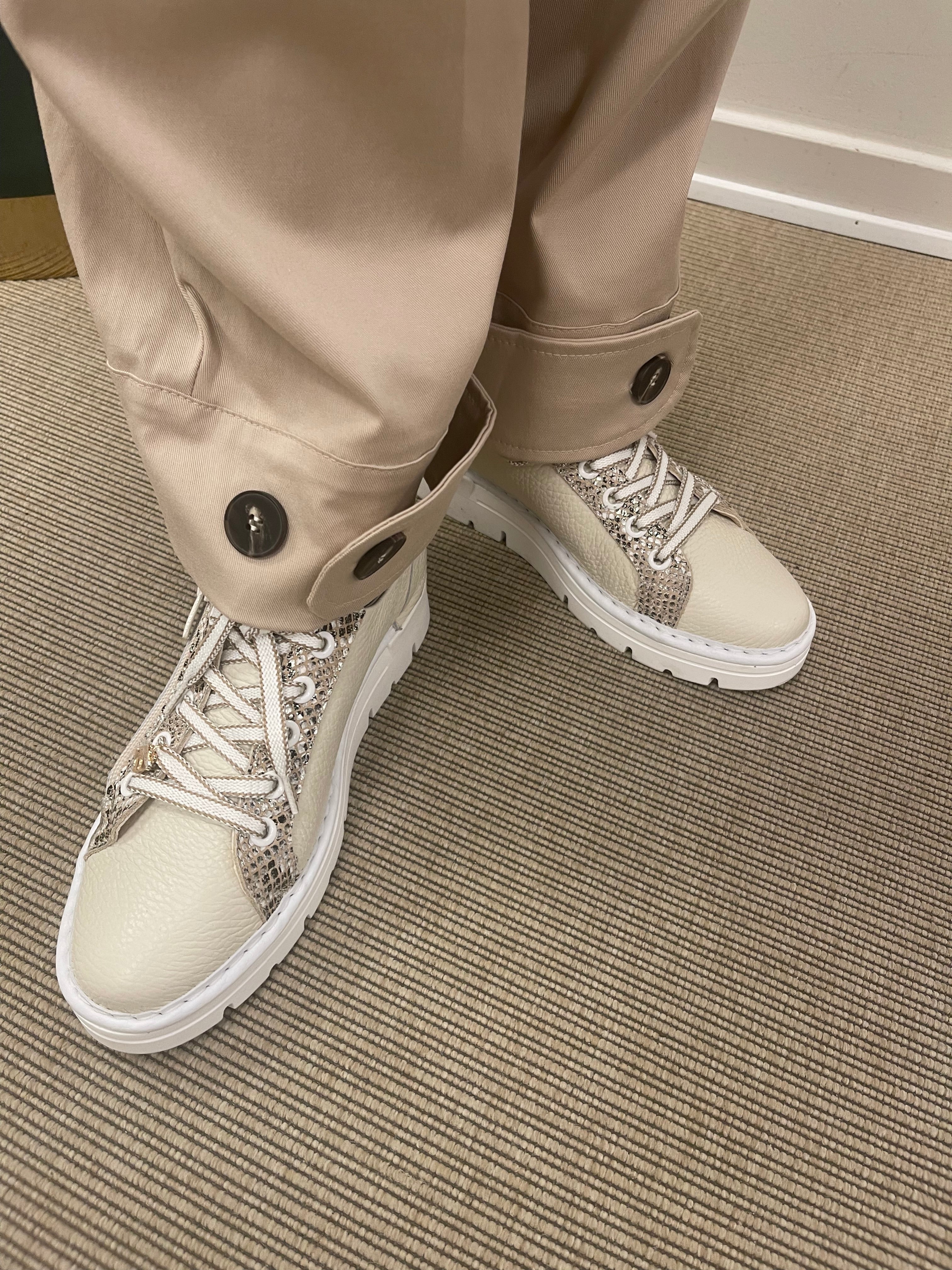 Jose Saenz Creamfarvet Sneakers