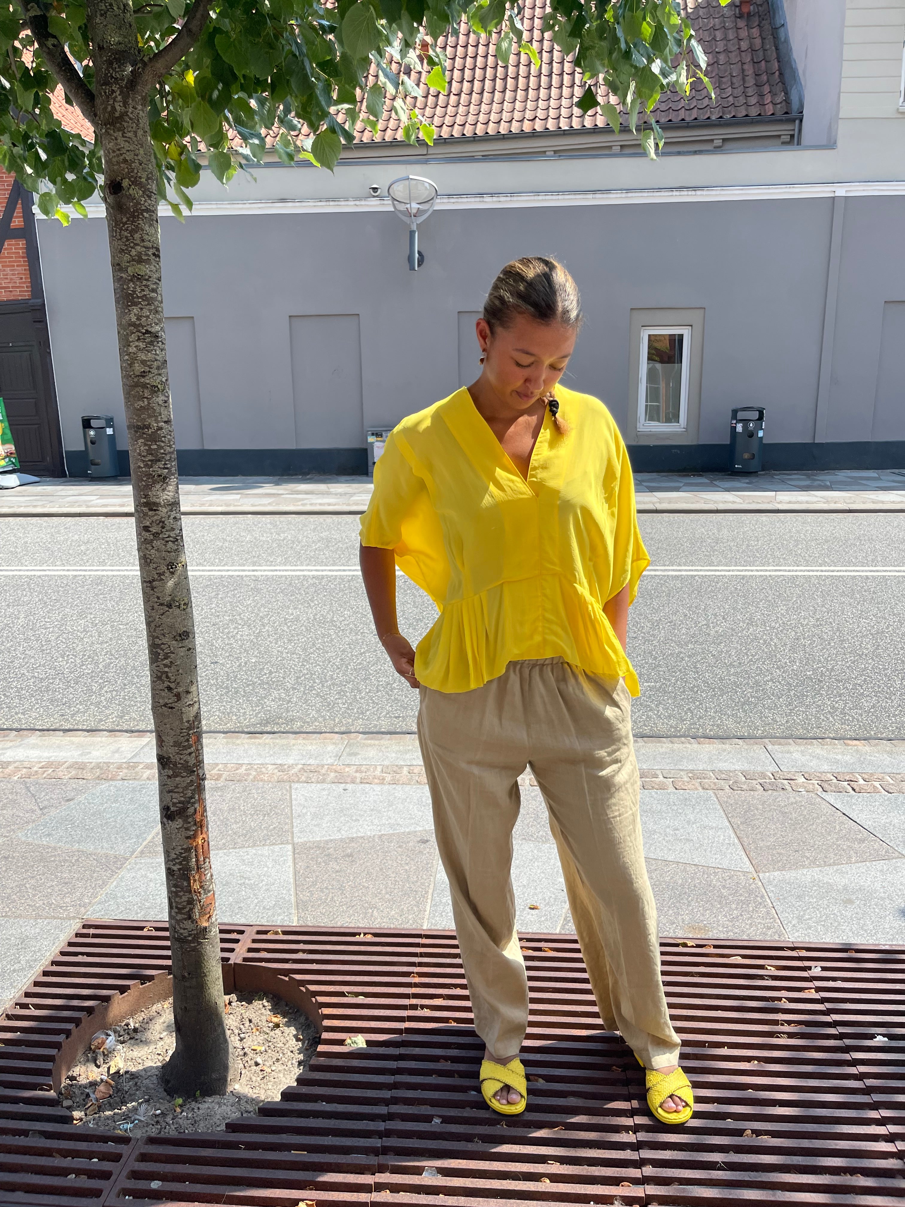 Gul bluse med flæser