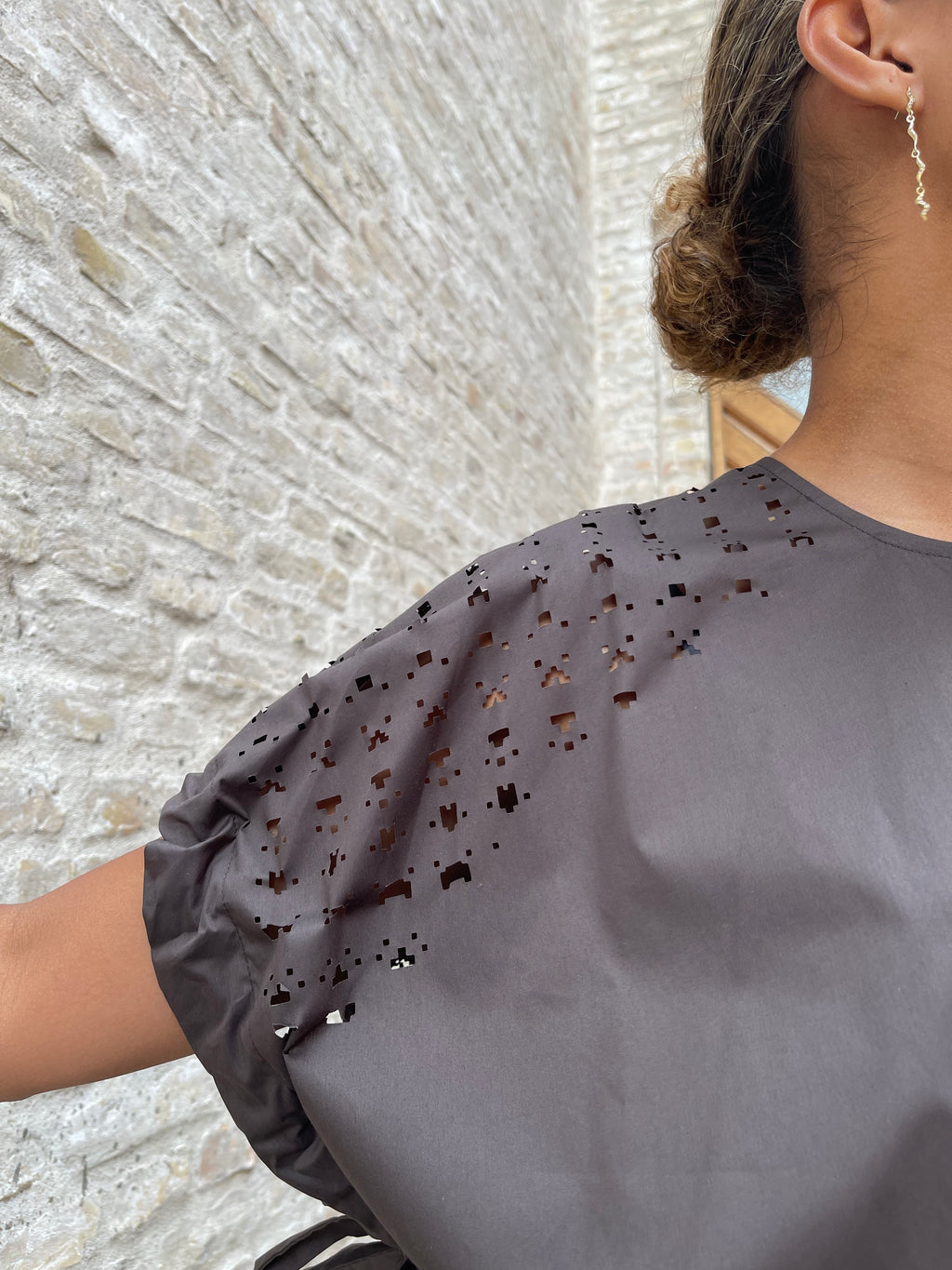 Brun bluse med detaljer