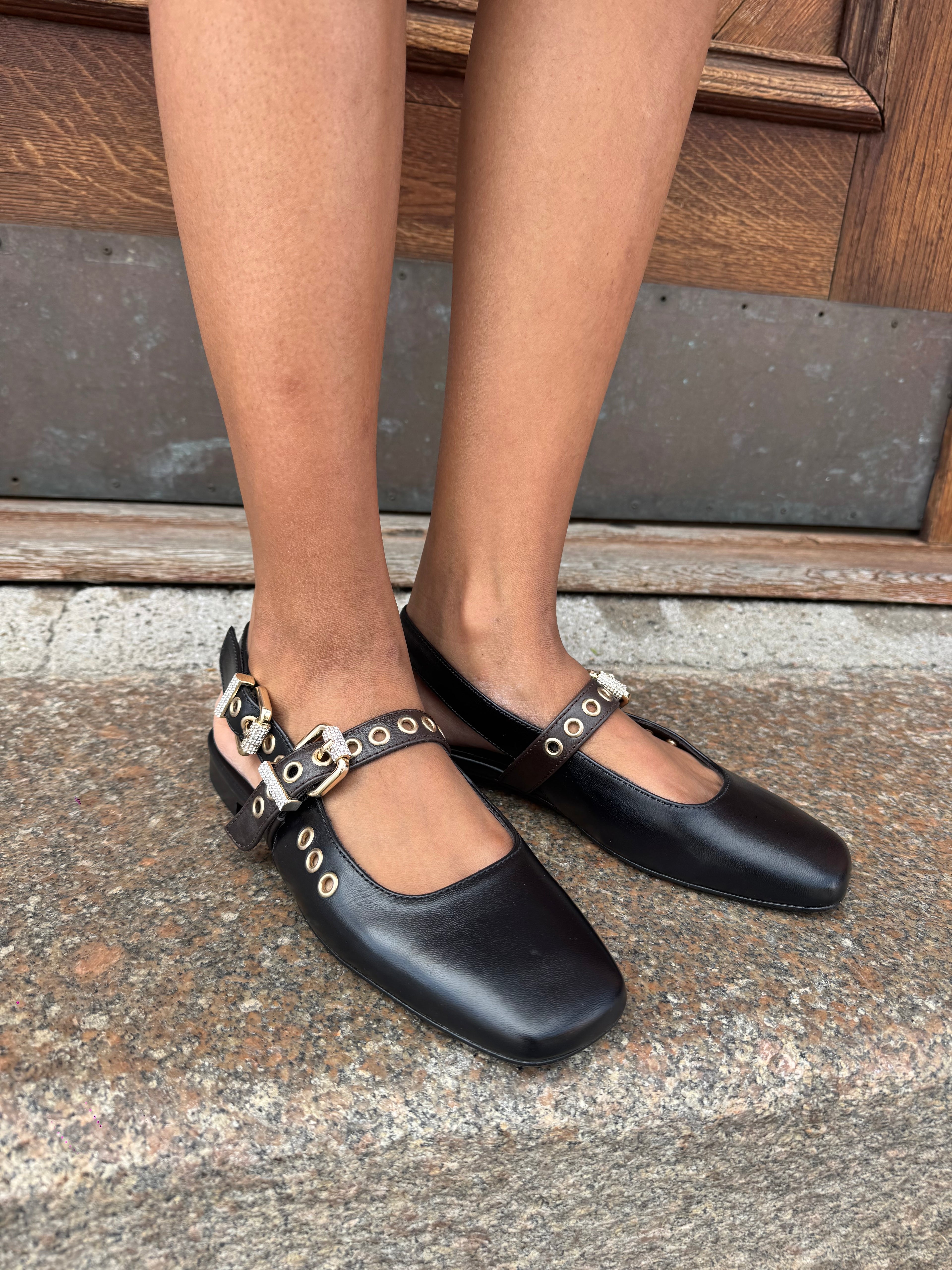Sort slingback med detaljer