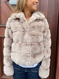 Lys kort jakke i faux fur