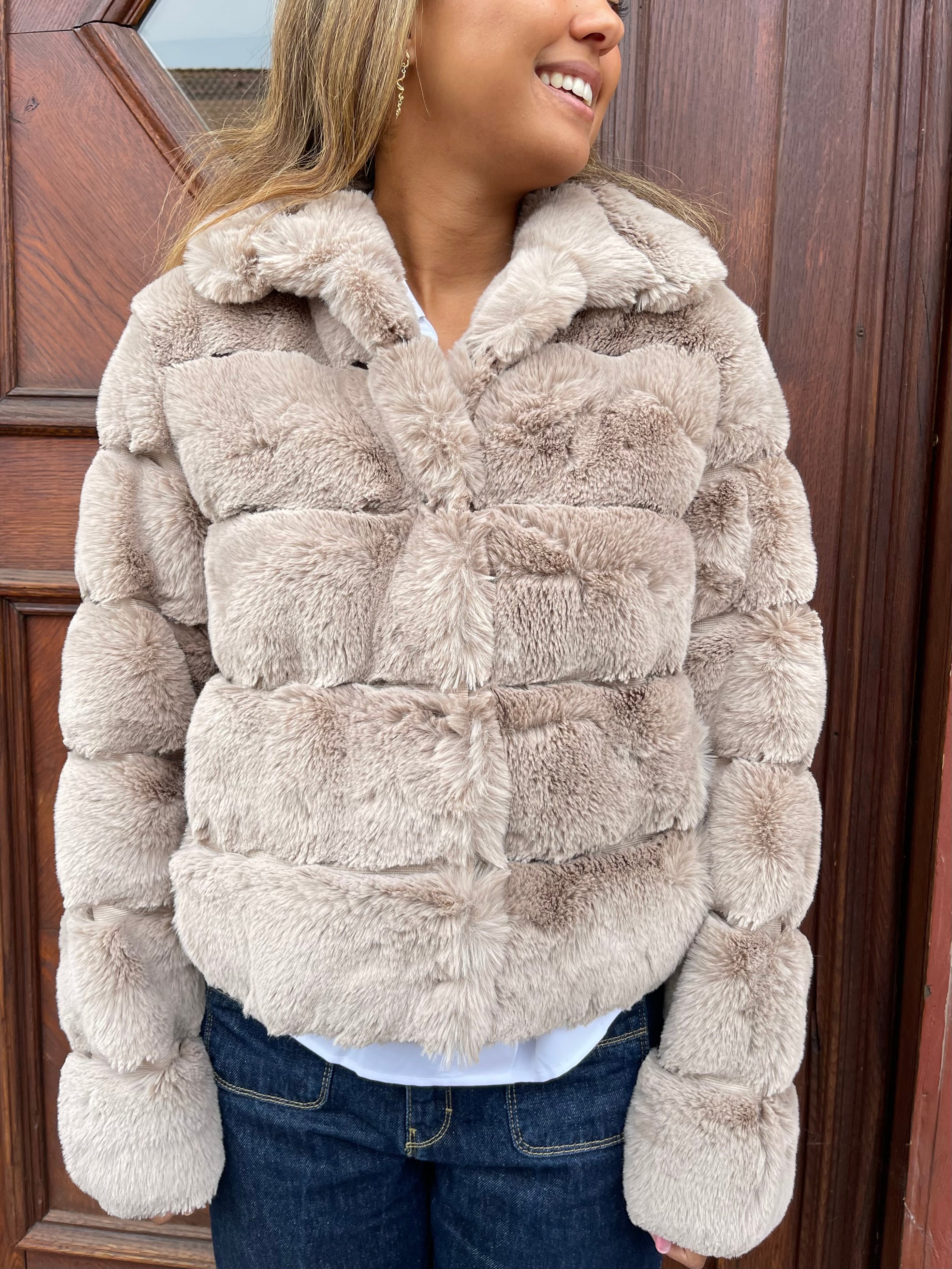 Lys kort jakke i faux fur
