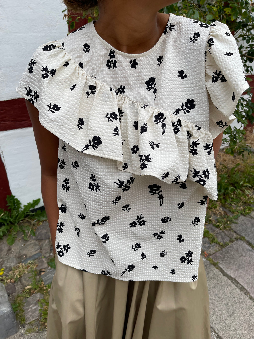 Hvid bluse med blomster