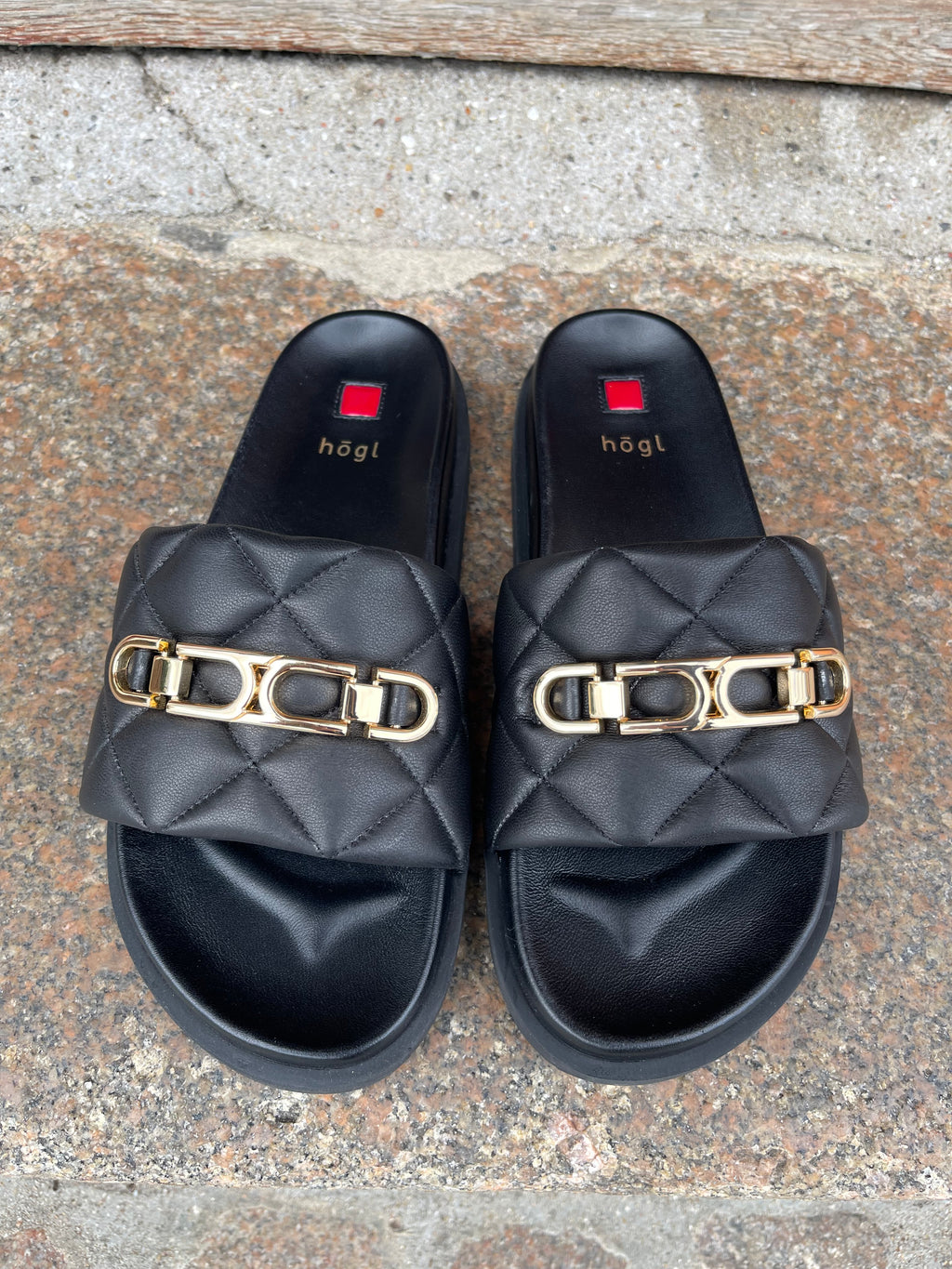 Slippers i sort med guld detaljer