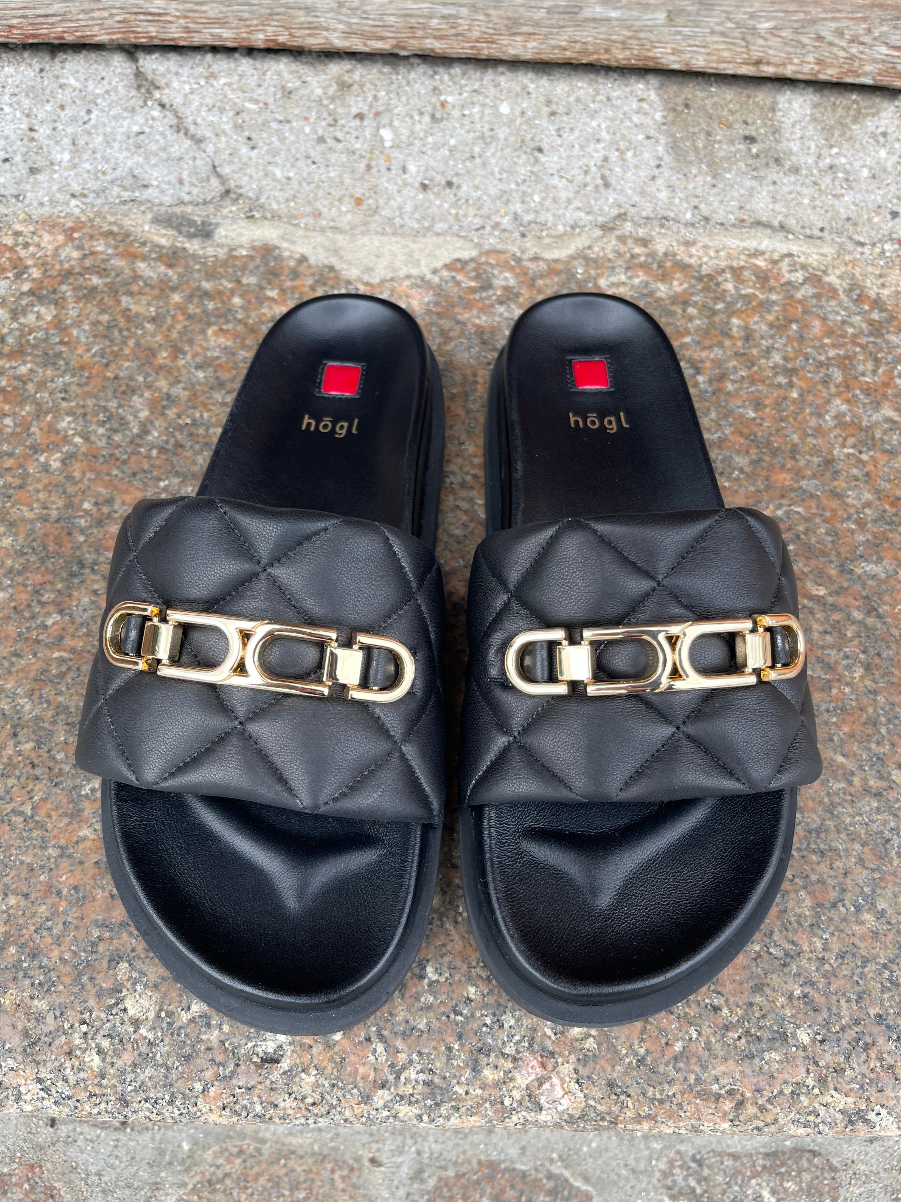 Slippers i sort med guld detaljer