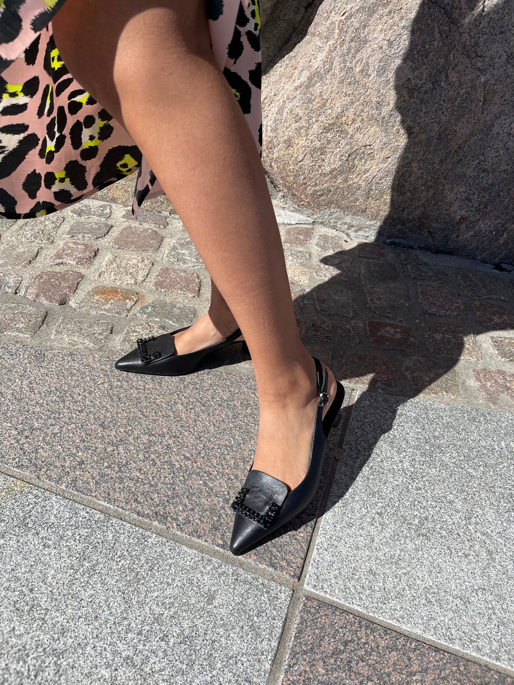 Sort pump med slingback og smykke