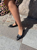 Sort pump med slingback og smykke