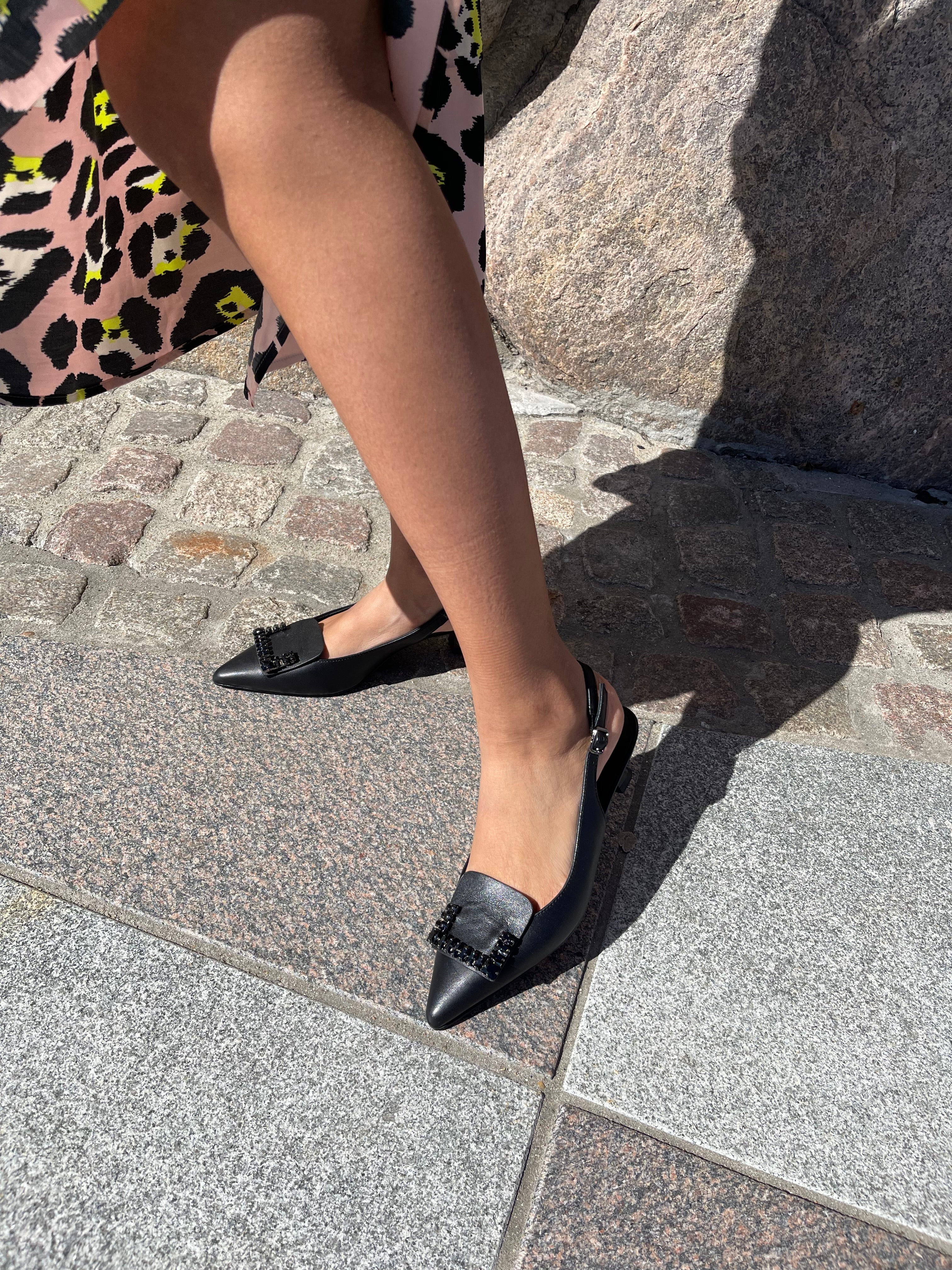 Sort pump med slingback og smykke