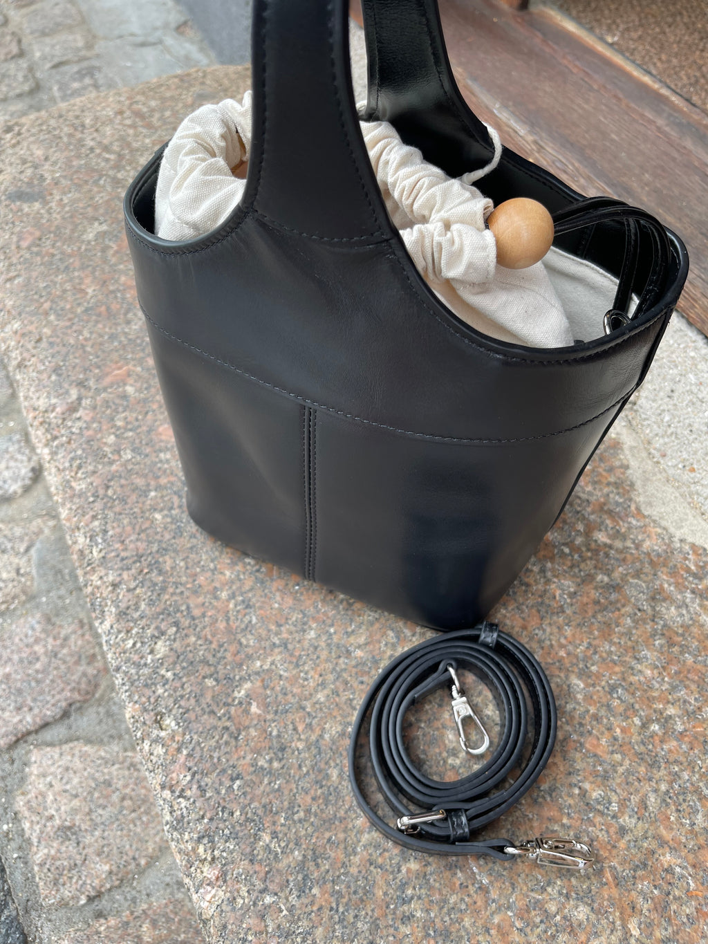 Sort bucket taske