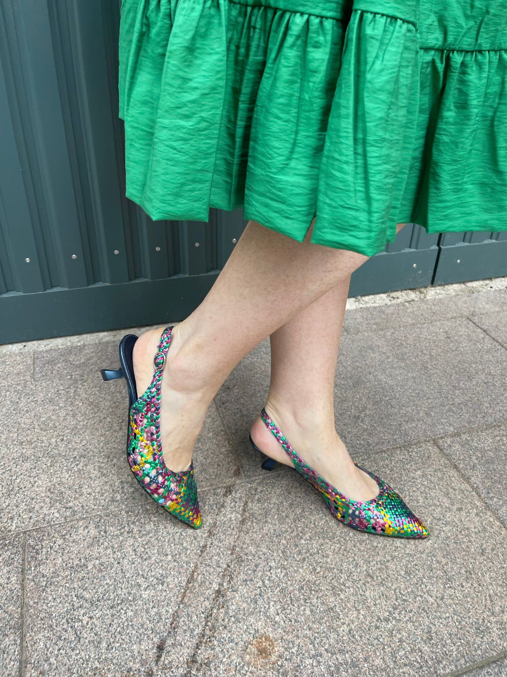 Pump med slingback i metalic farver