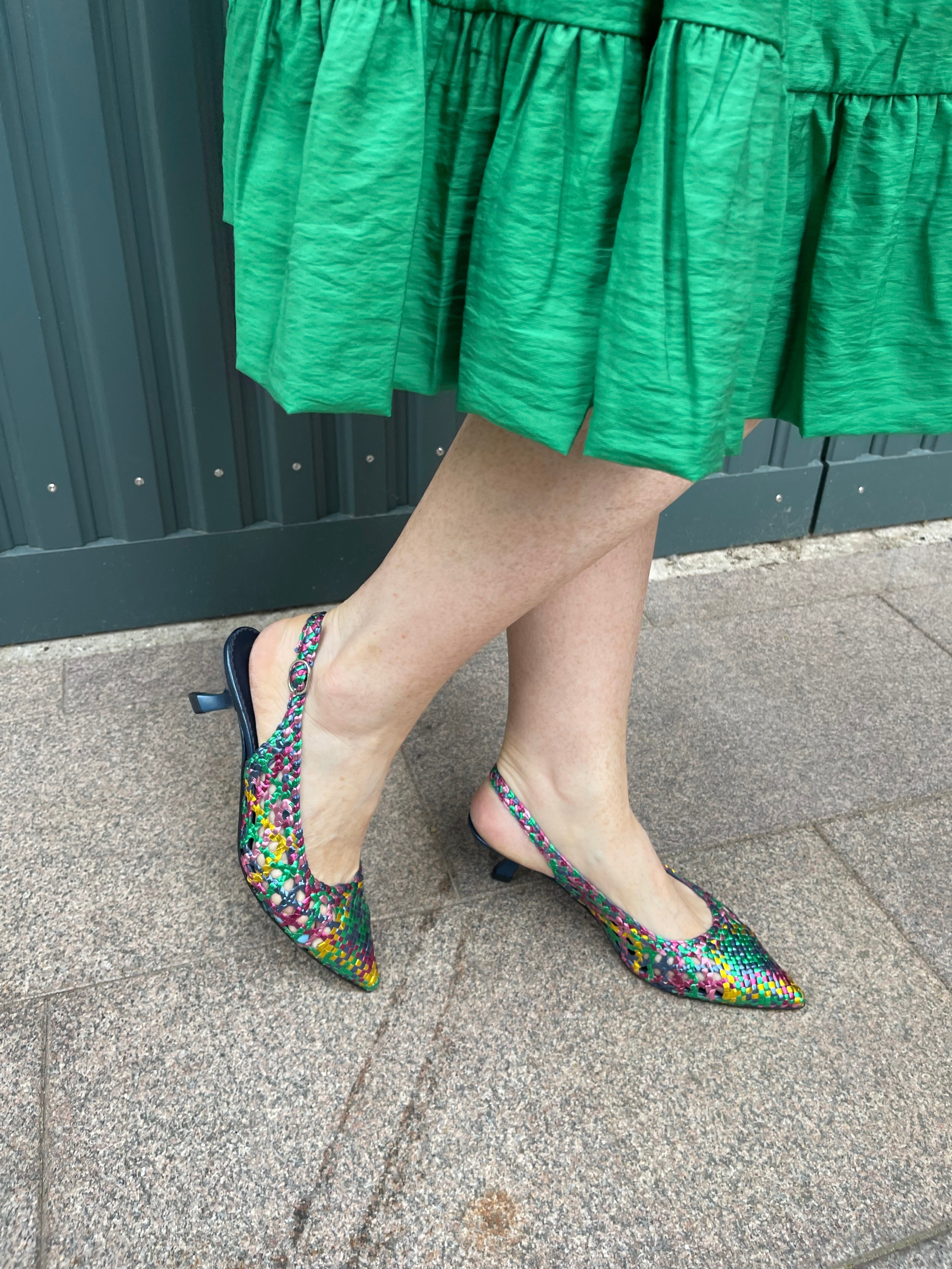 Pump med slingback i metalic farver
