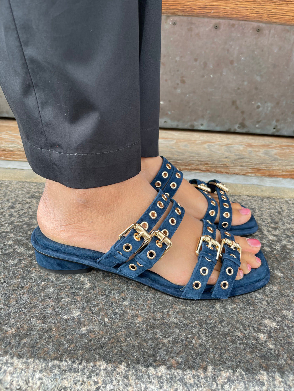 Blå sandal med guld detaljer
