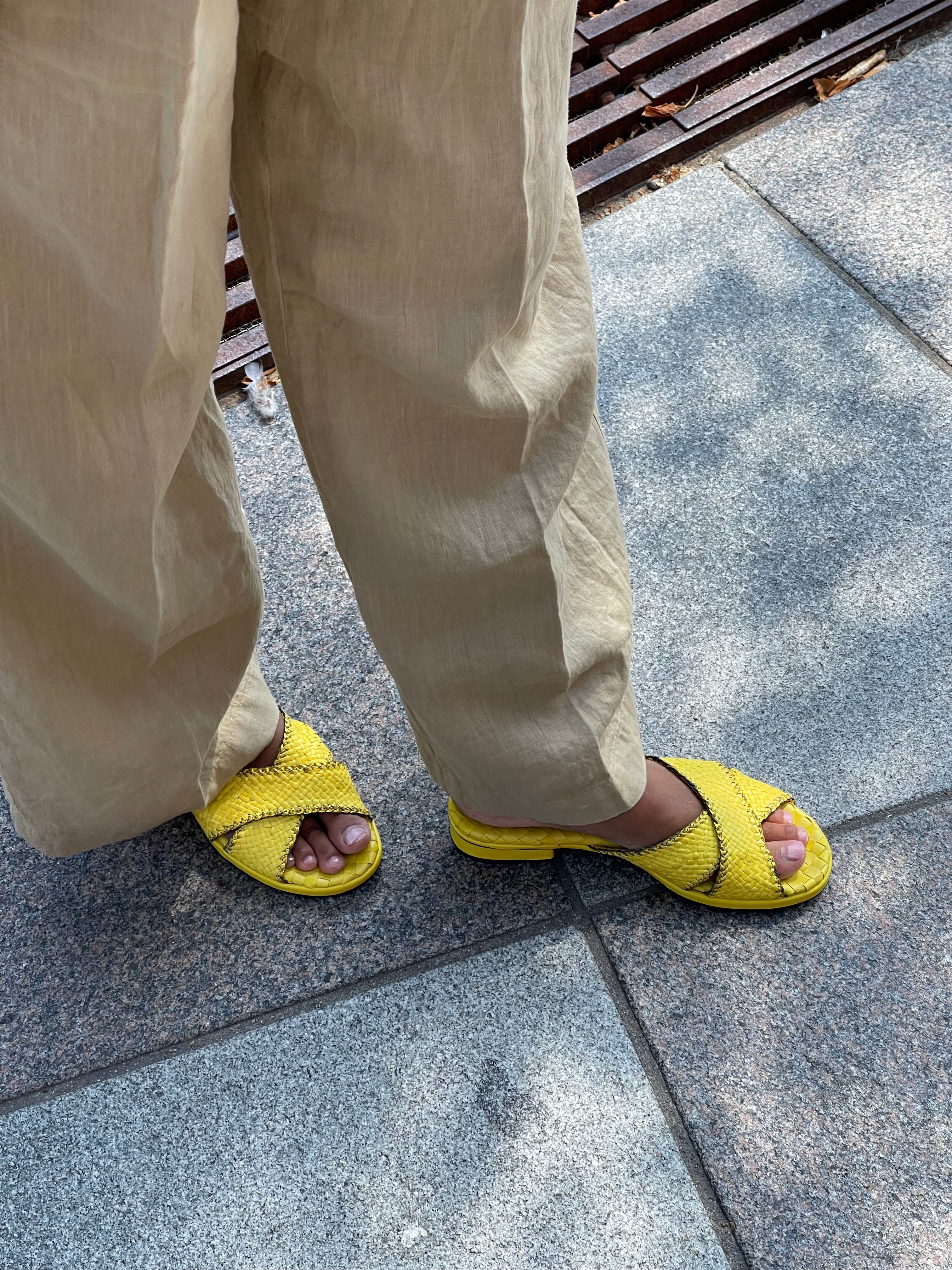 Gul flettet slippers