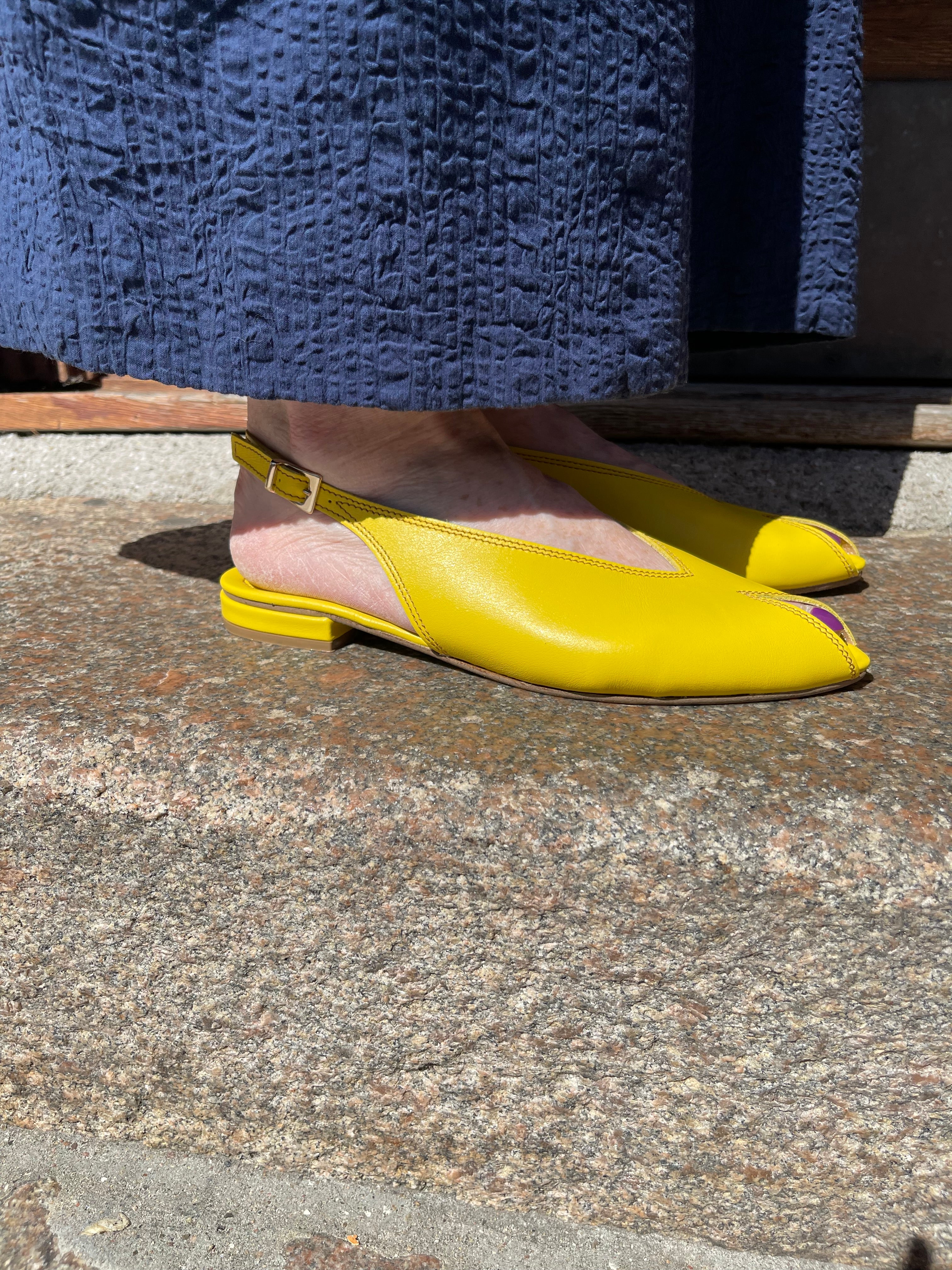 Flad gul ballerina med peep toe og slingback