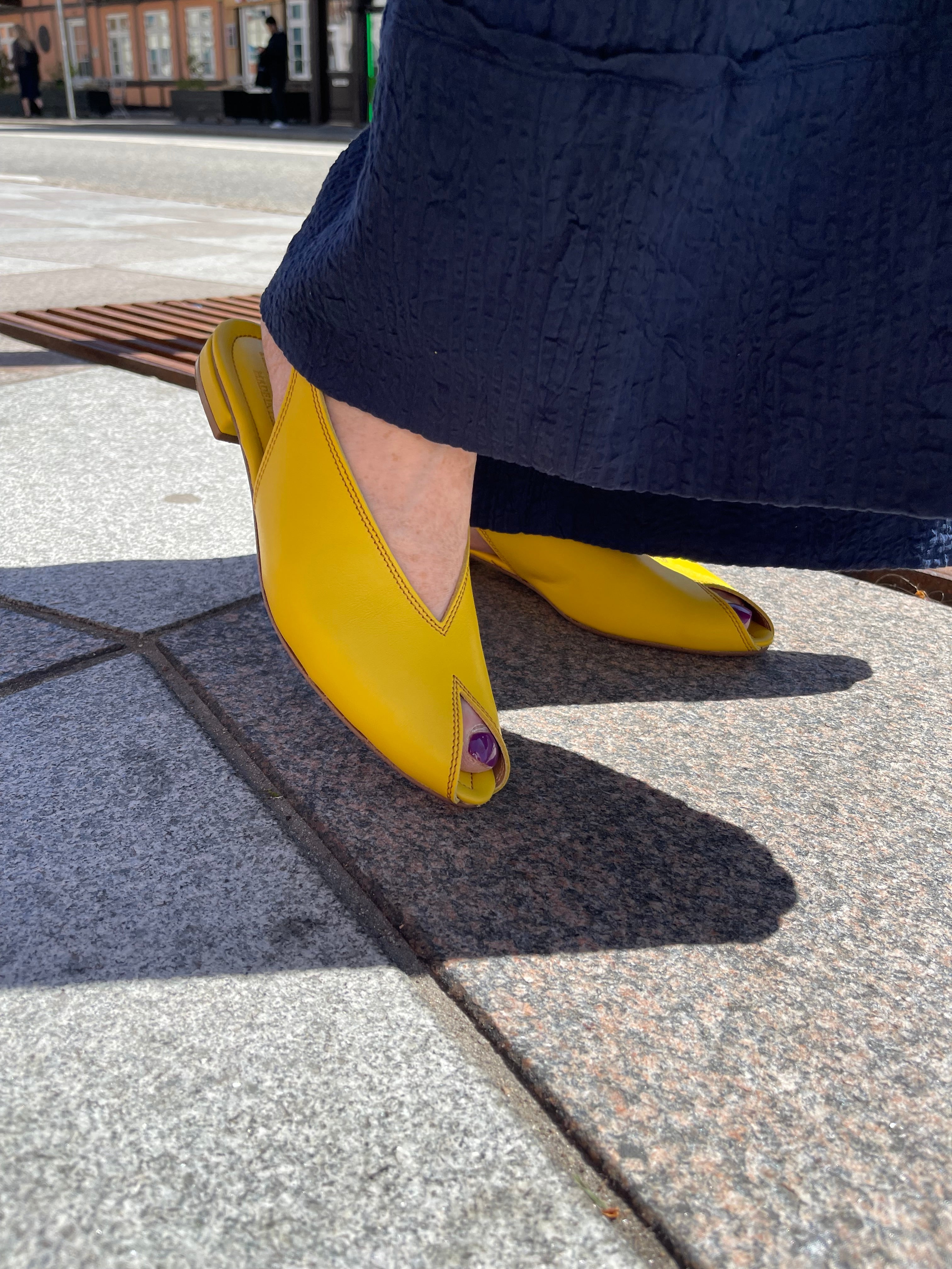Flad gul ballerina med peep toe og slingback