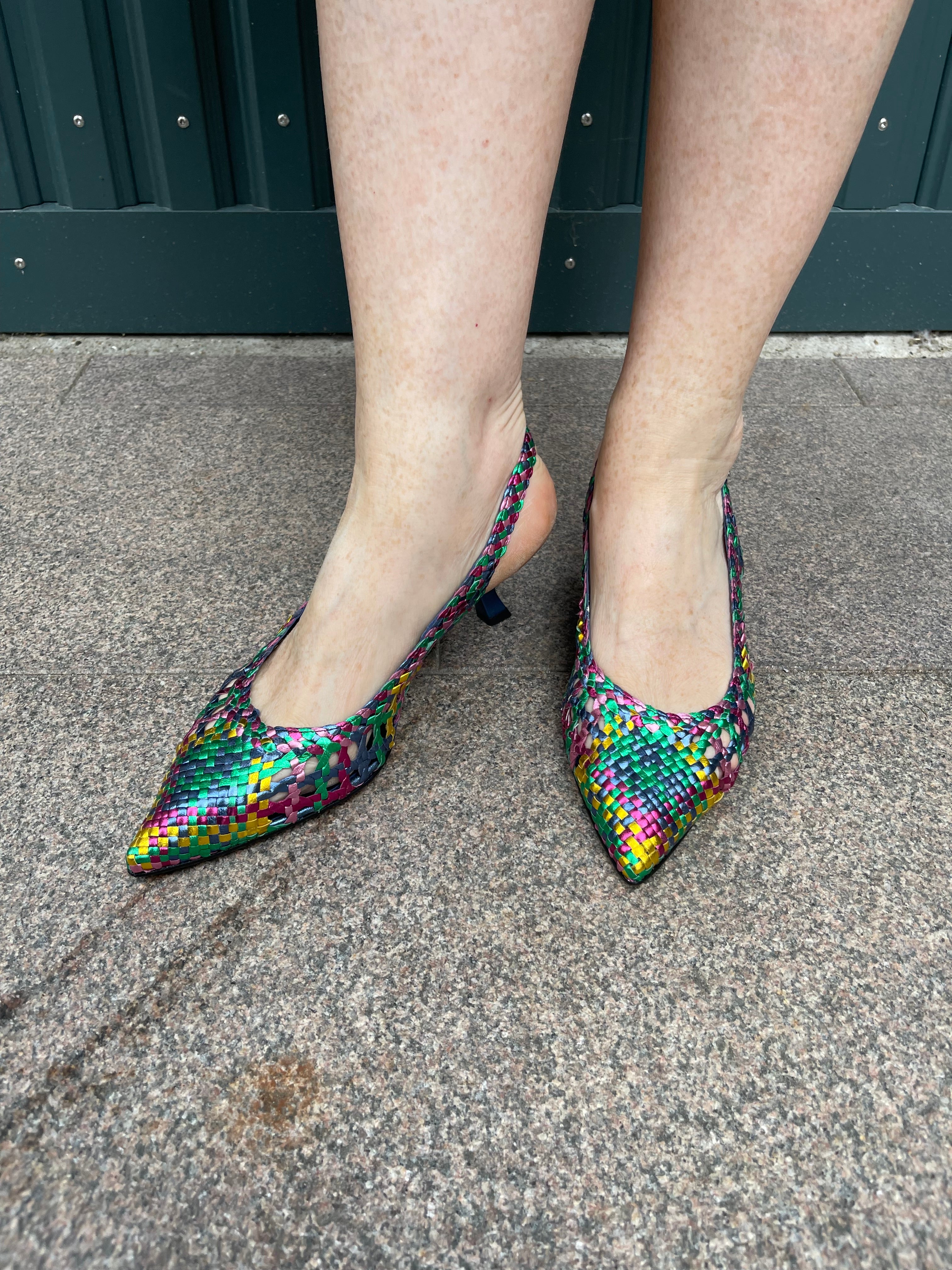 Pump med slingback i metalic farver
