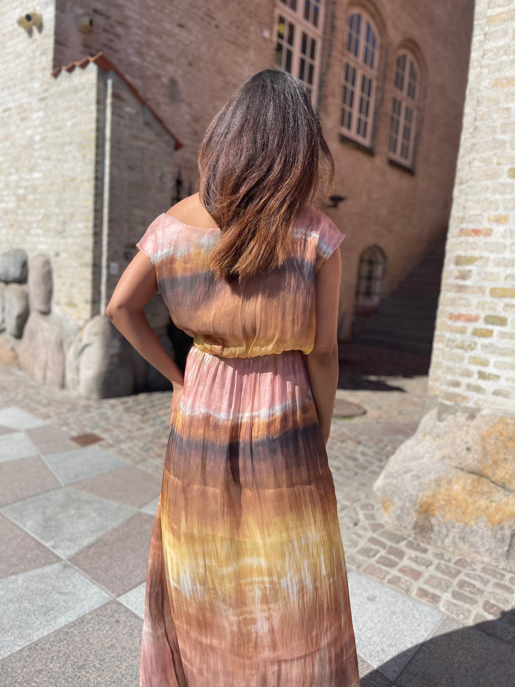 Sommerkjole i brune og gule farver
