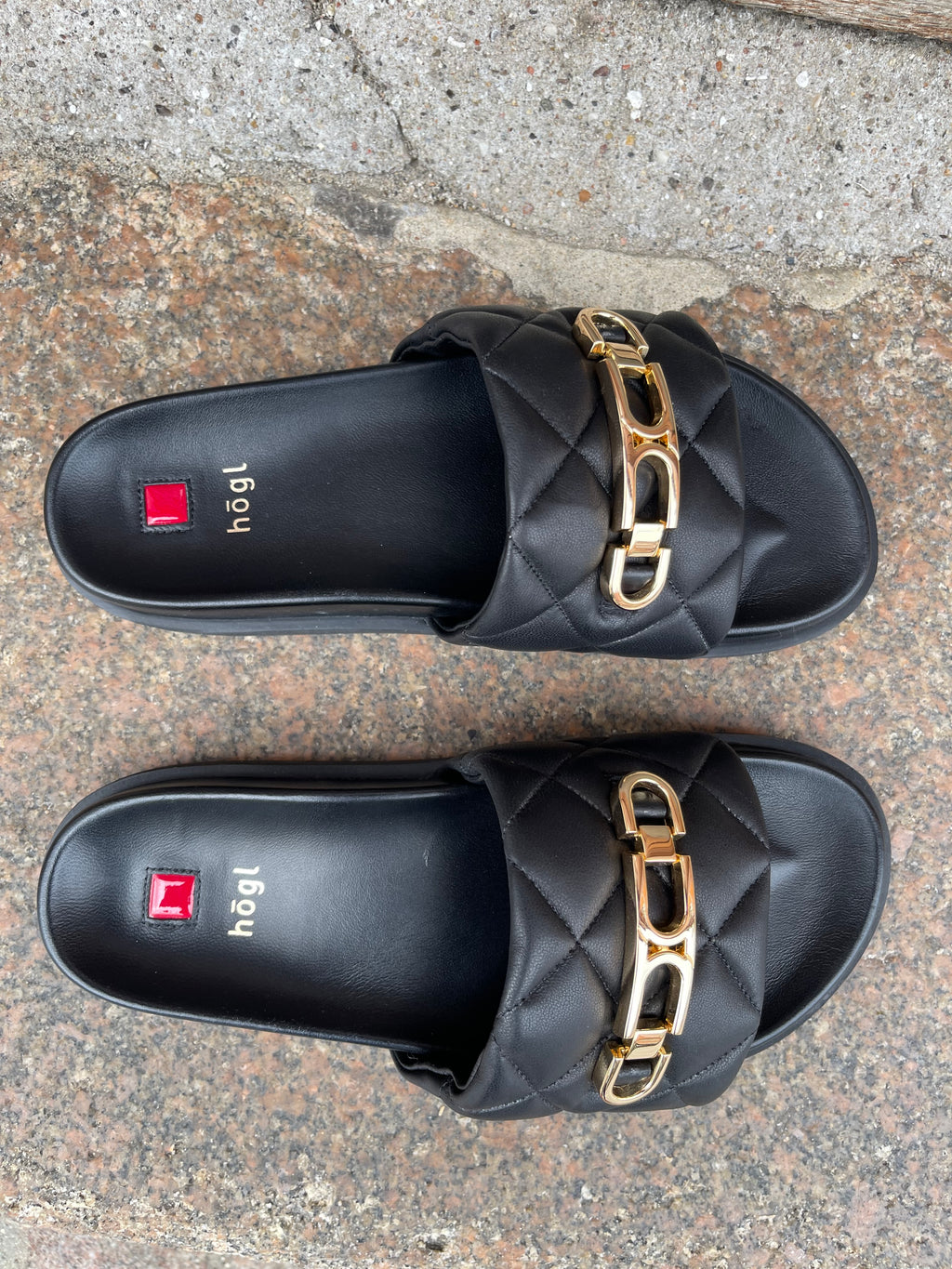 Slippers i sort med guld detaljer
