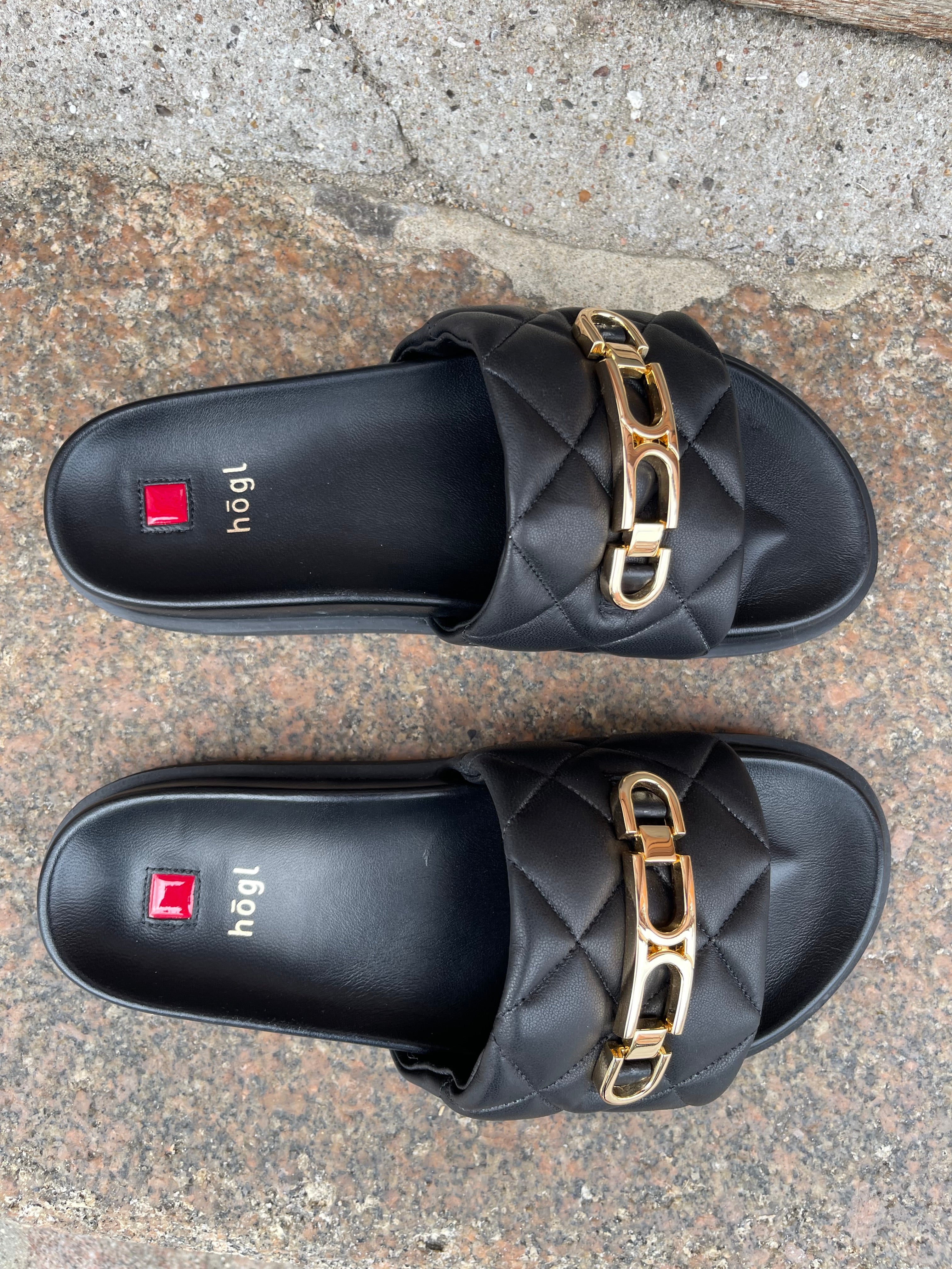 Slippers i sort med guld detaljer