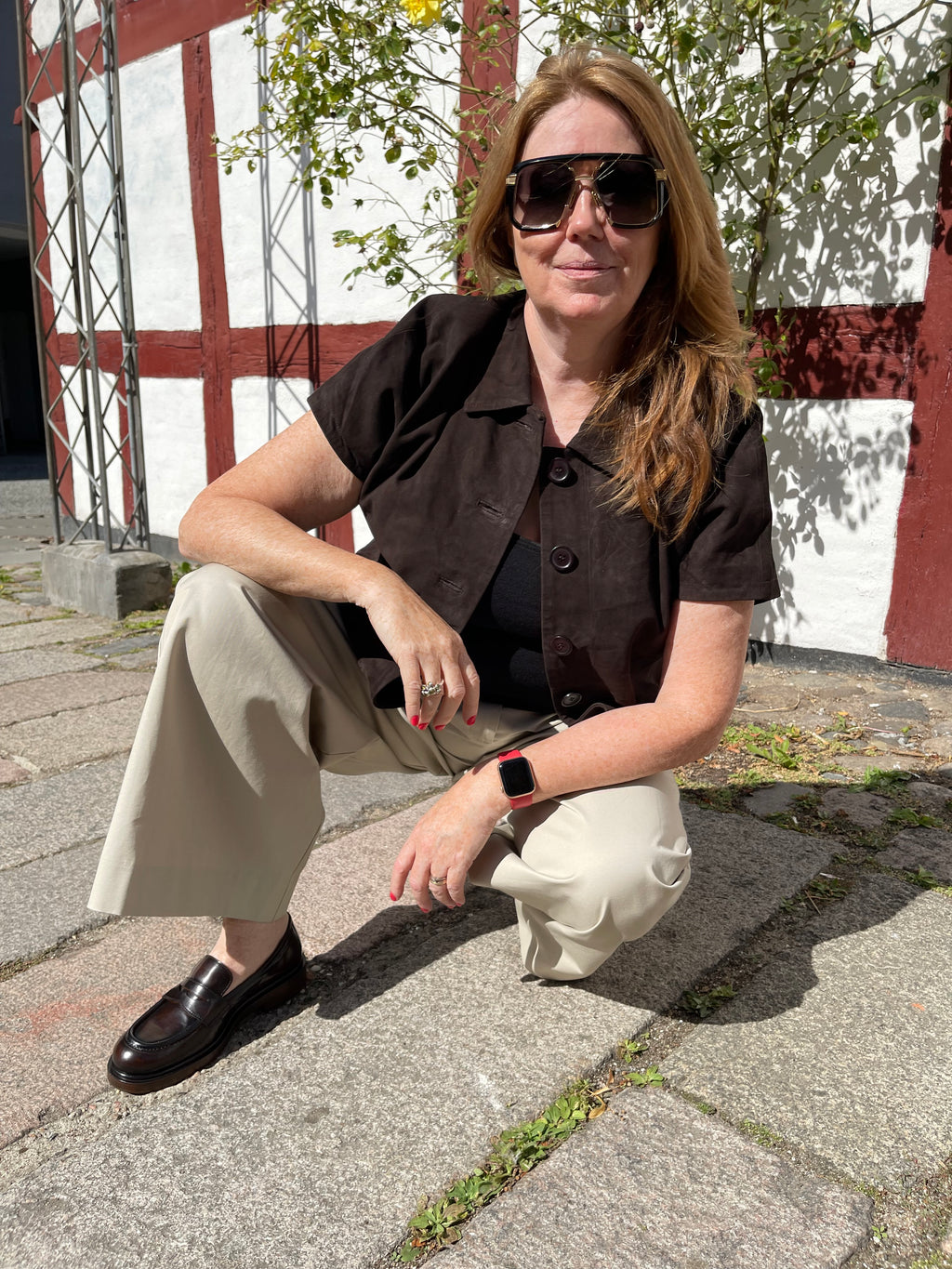 Brun ruskindsjakke med korte ærmer
