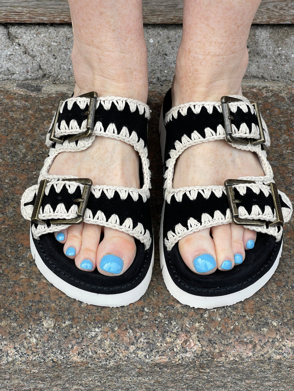 Slipper i sort med lyse detaljer