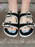 Slipper i sort med lyse detaljer