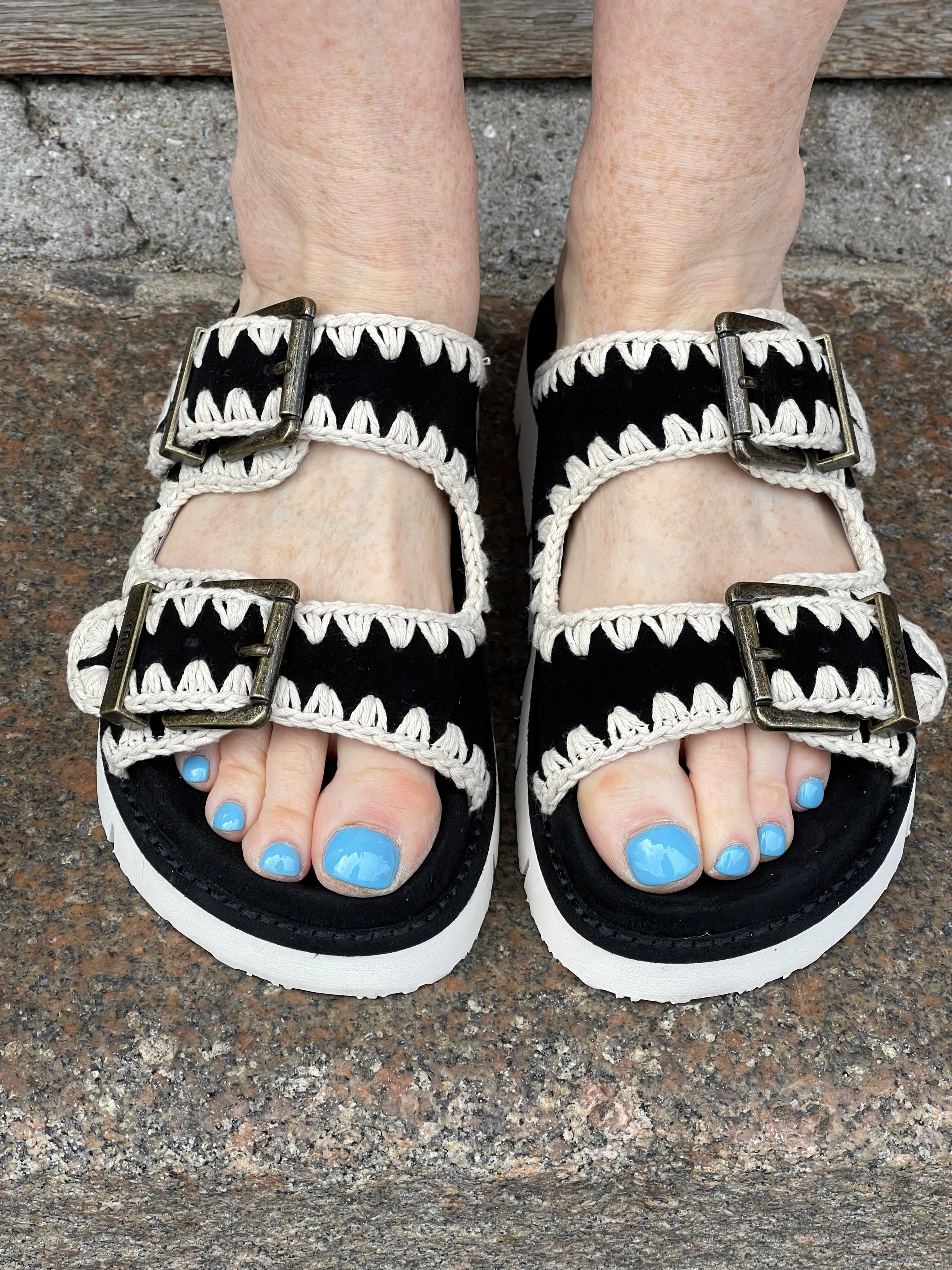 Slipper i sort med lyse detaljer