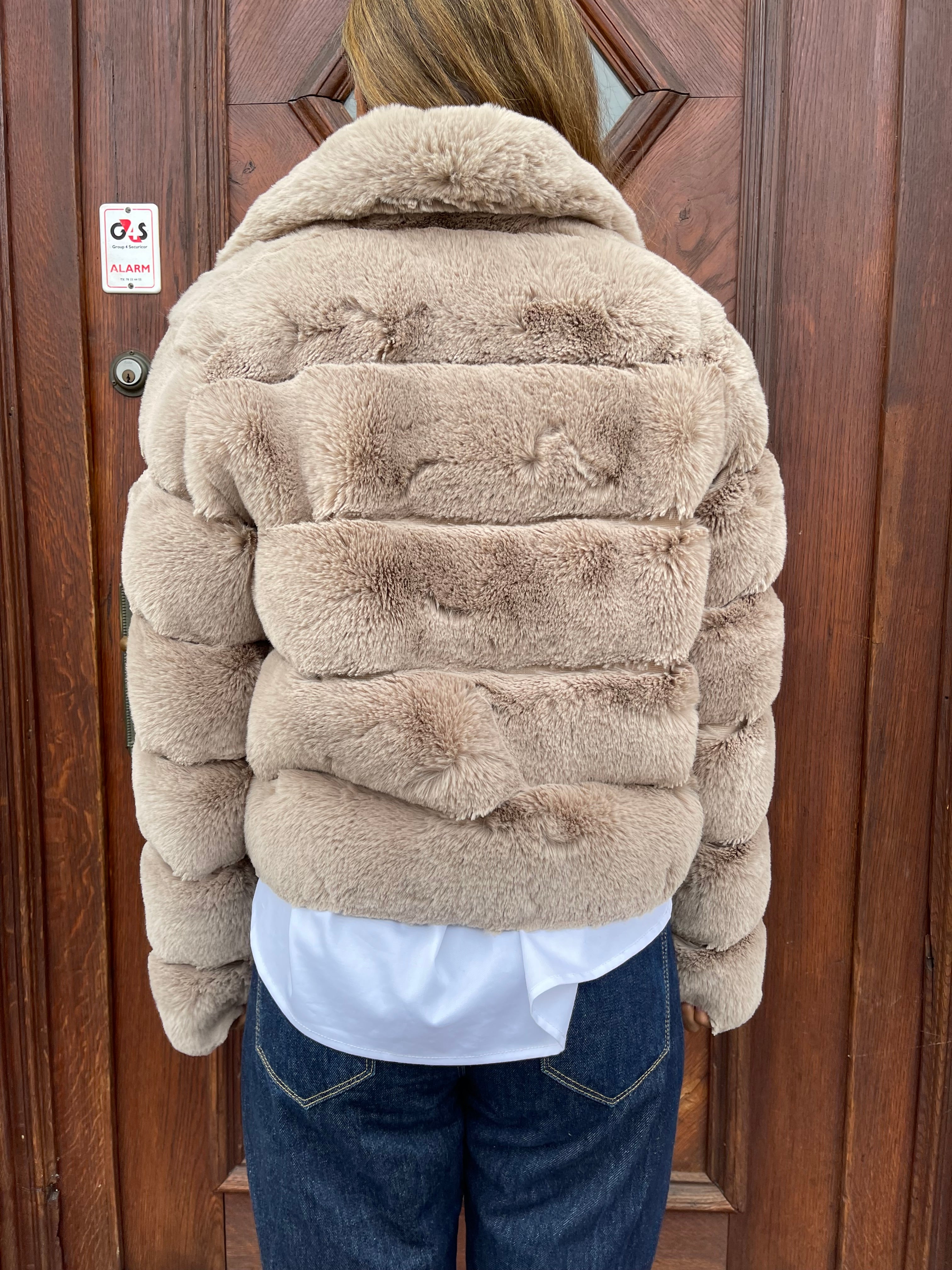 Lys kort jakke i faux fur