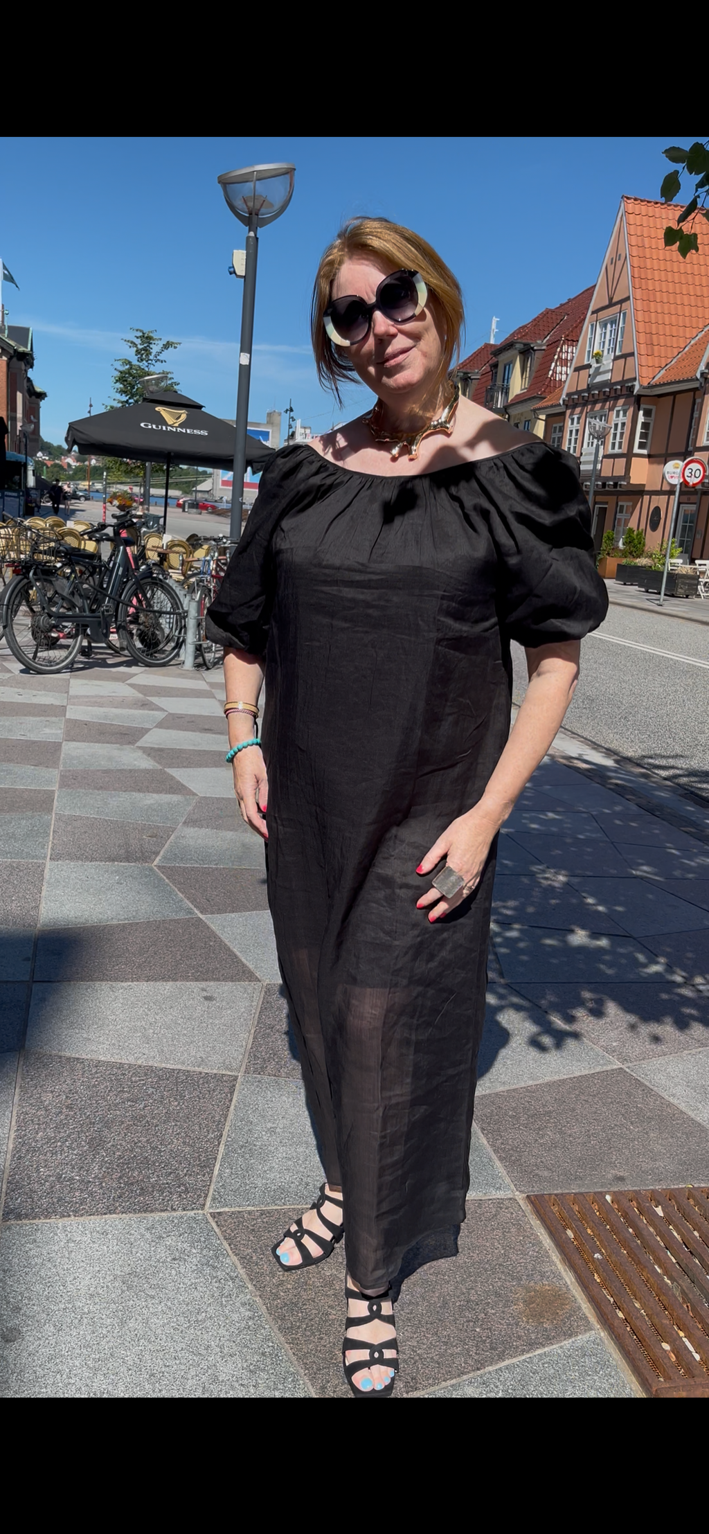 Florlet sommerkjole med åben ryg