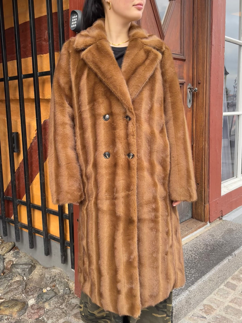 Lang frakke i imiteret mink