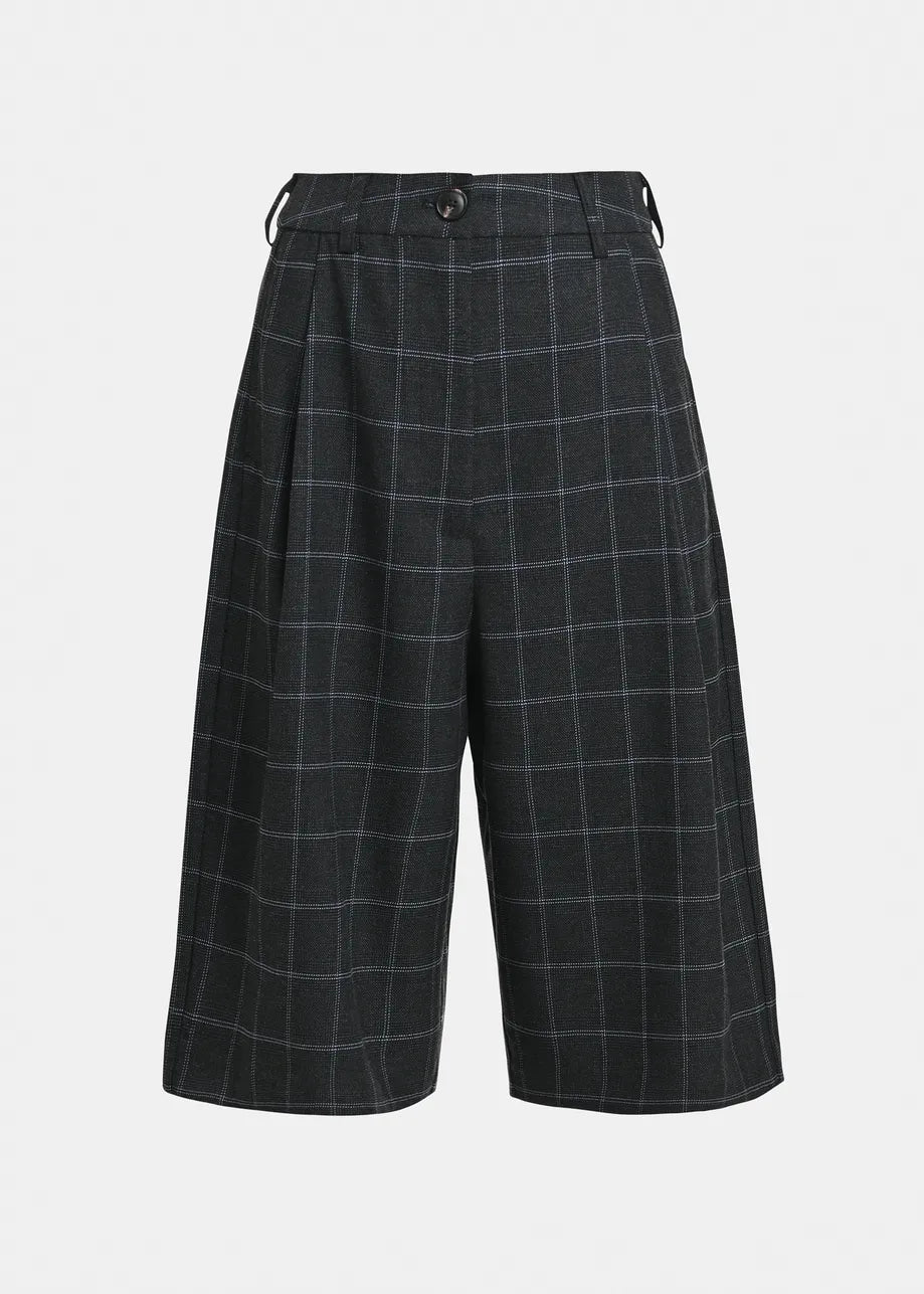 Esentiel Kreme Shorts