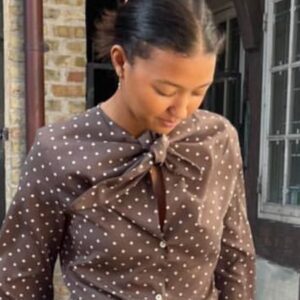 Brun prikket skjorte