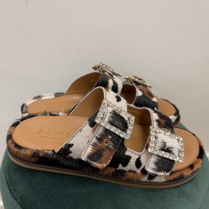 Alternative view of Slippers i ko print