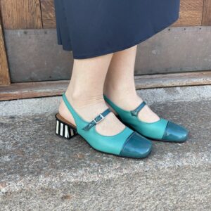 Alternative view of Blå/Grøn pump med stribede hæl