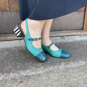 Blå/Grøn pump med stribede hæl